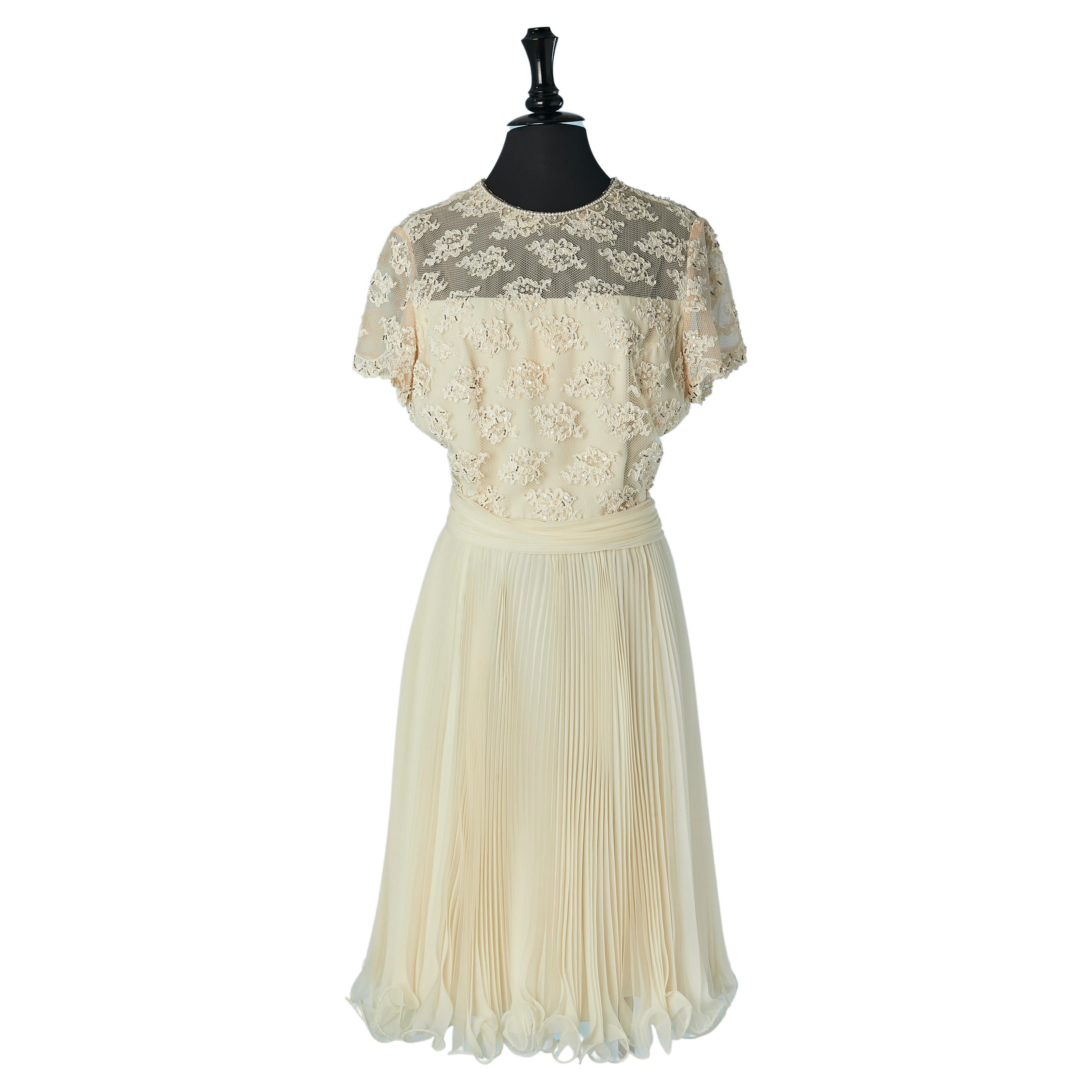 Vestido de cóctel de encaje con cuentas marfil y pliegues de rayos de sol Jack Bryan Circa 1960's en venta
