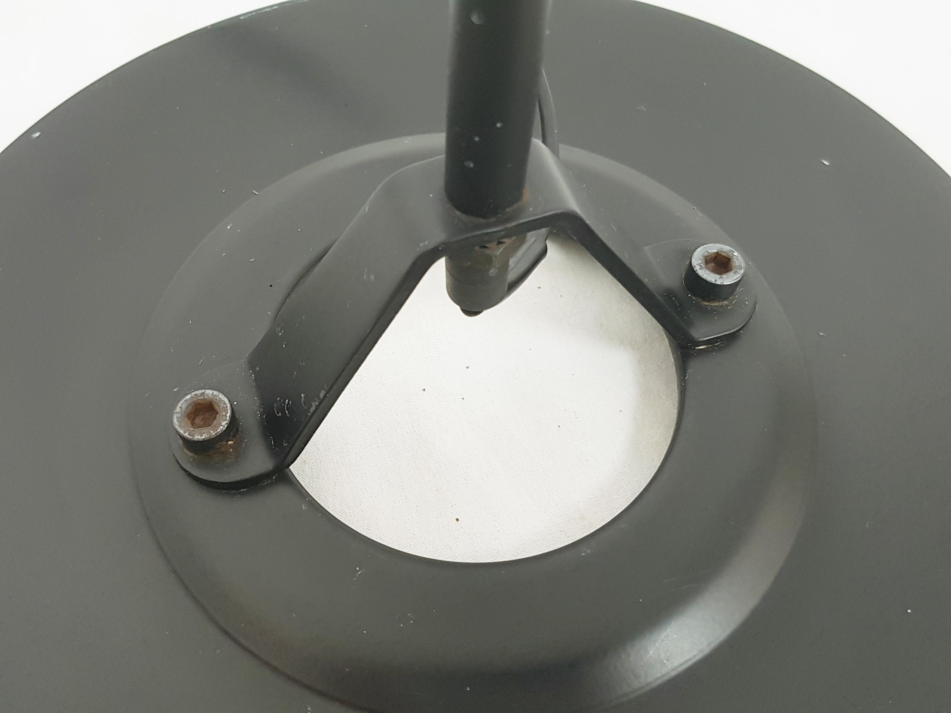 Lampada da terra anni '80 in metallo nero e avorio Polifemo di Carlo Forcolini per Artemide in vendita 6