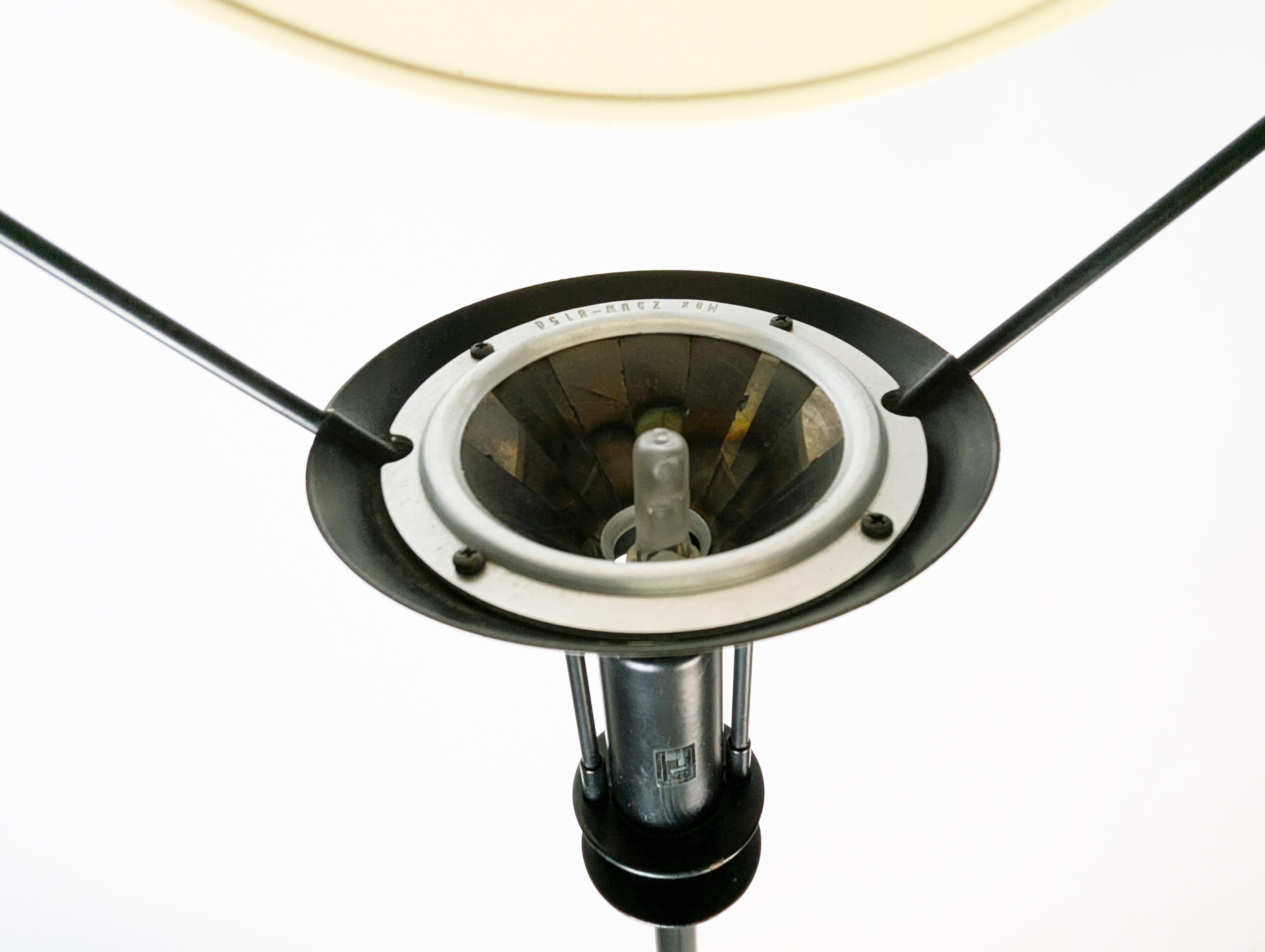 Postmoderno Lampada da terra anni '80 in metallo nero e avorio Polifemo di Carlo Forcolini per Artemide in vendita