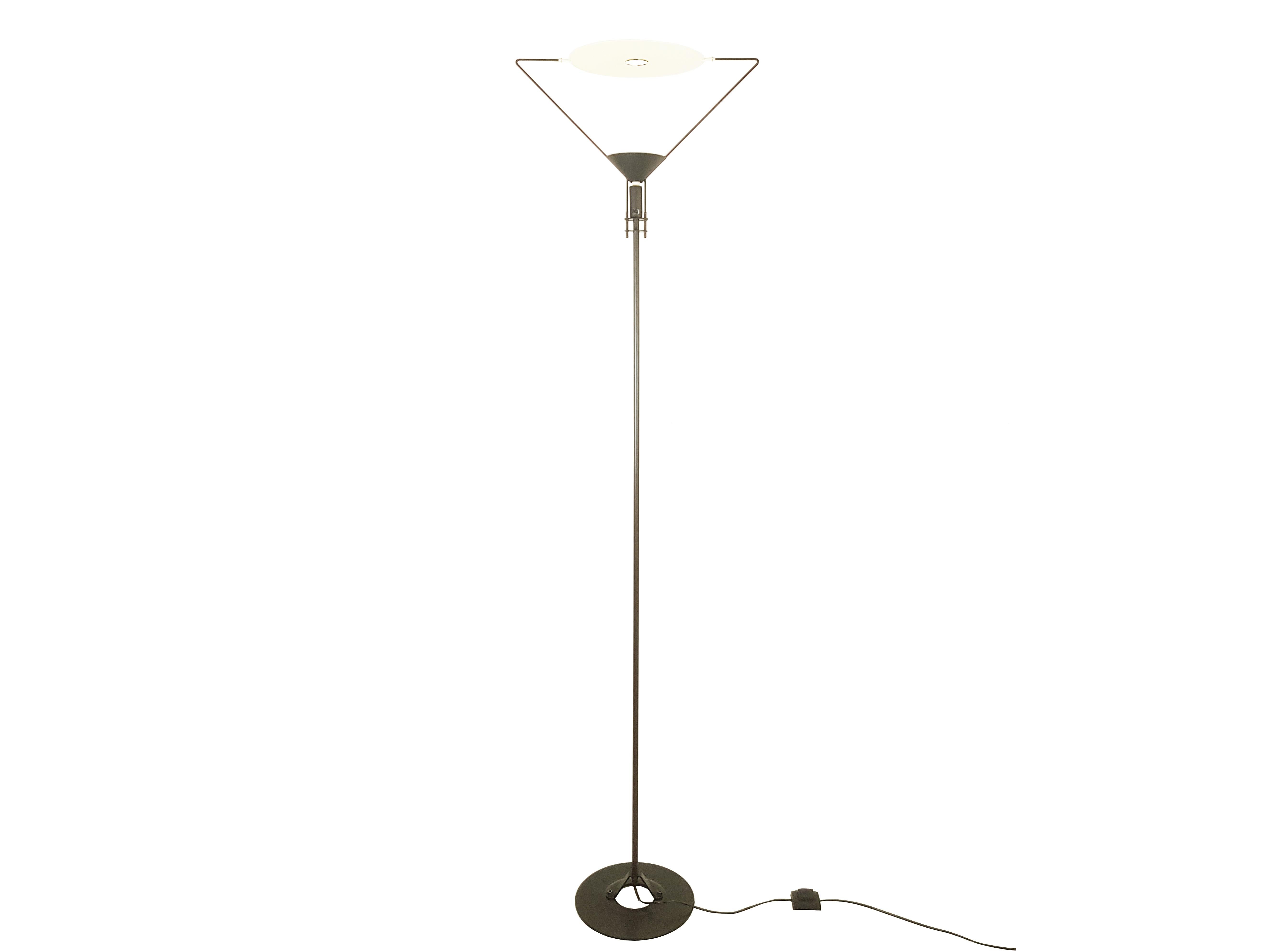 Italiano Lampada da terra anni '80 in metallo nero e avorio Polifemo di Carlo Forcolini per Artemide in vendita