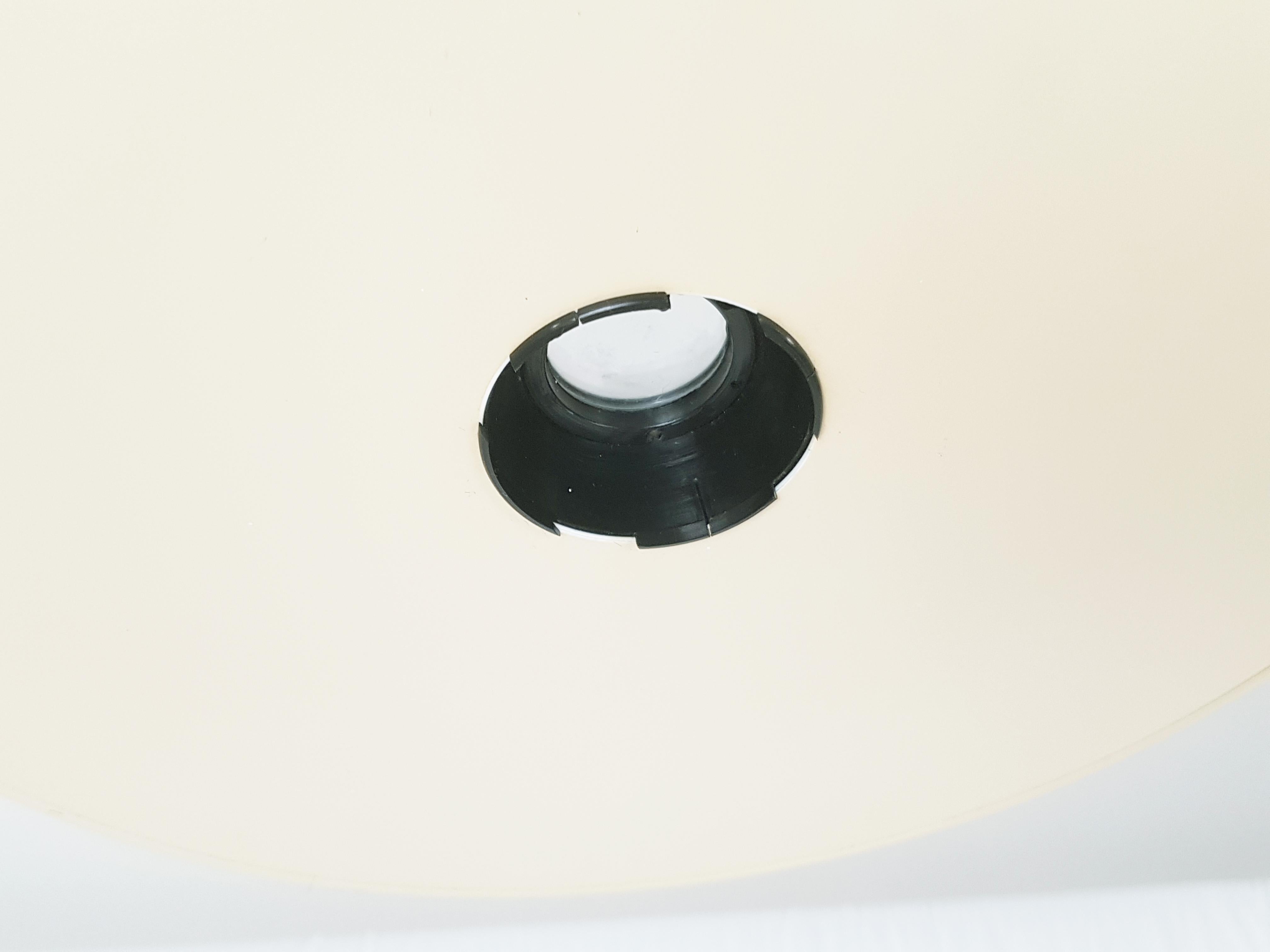 Stehlampe Polifemo aus elfenbeinfarbenem und schwarzem Metall aus den 1980er Jahren von Carlo Forcolini für Artemide (Gemalt) im Angebot