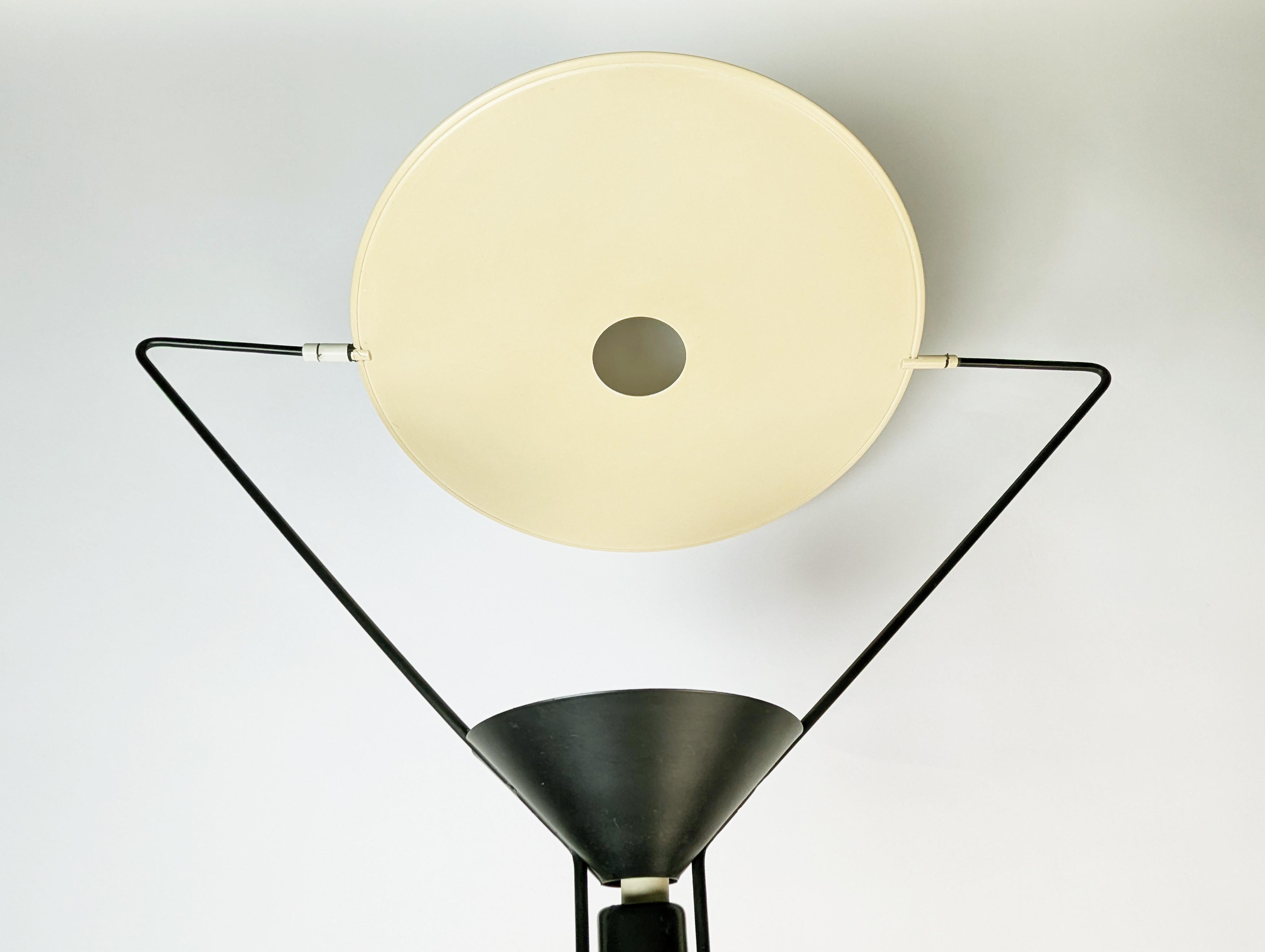 Dipinto Lampada da terra anni '80 in metallo nero e avorio Polifemo di Carlo Forcolini per Artemide in vendita