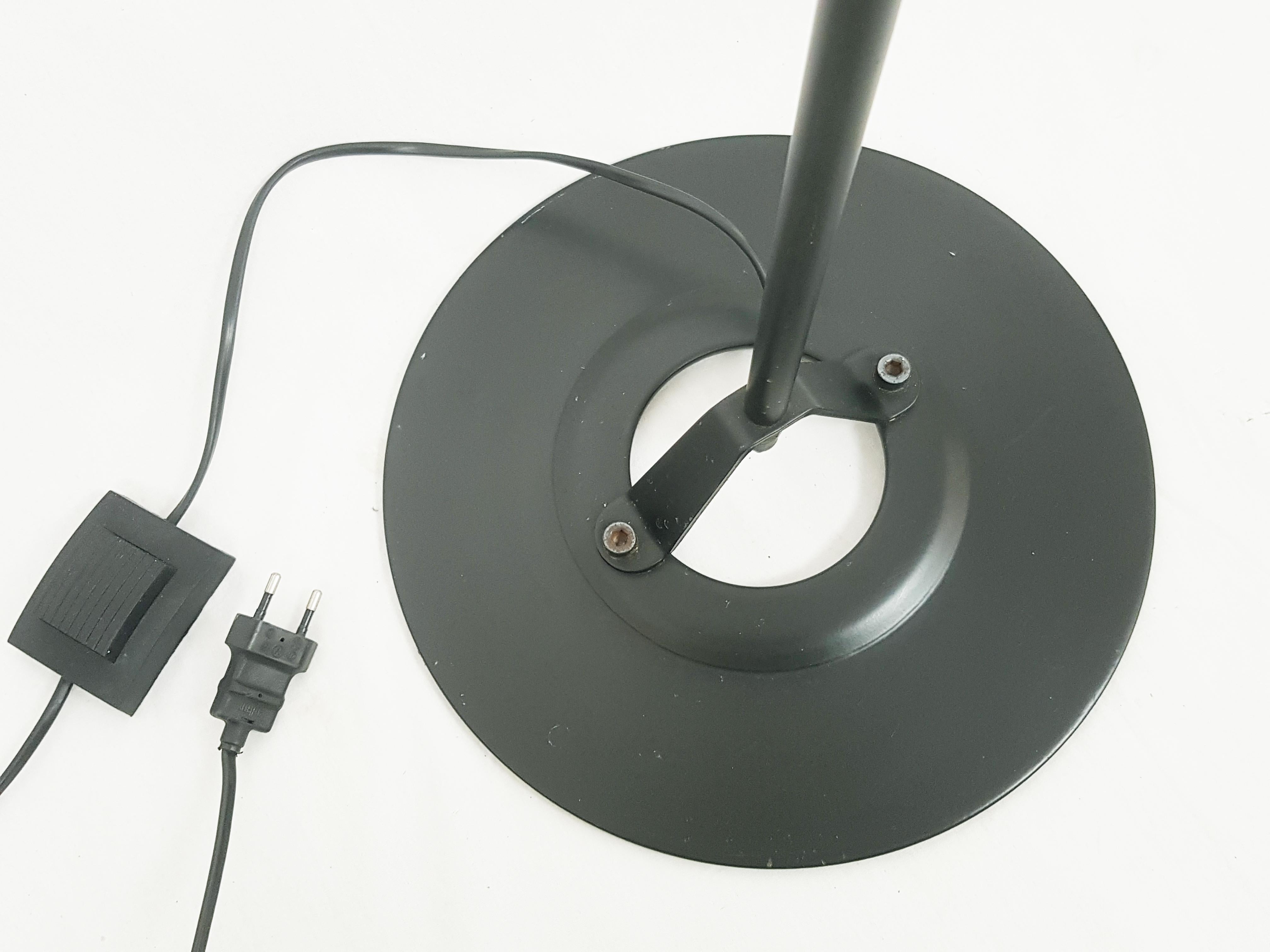 Lampada da terra anni '80 in metallo nero e avorio Polifemo di Carlo Forcolini per Artemide In condizioni buone in vendita a Varese, Lombardia