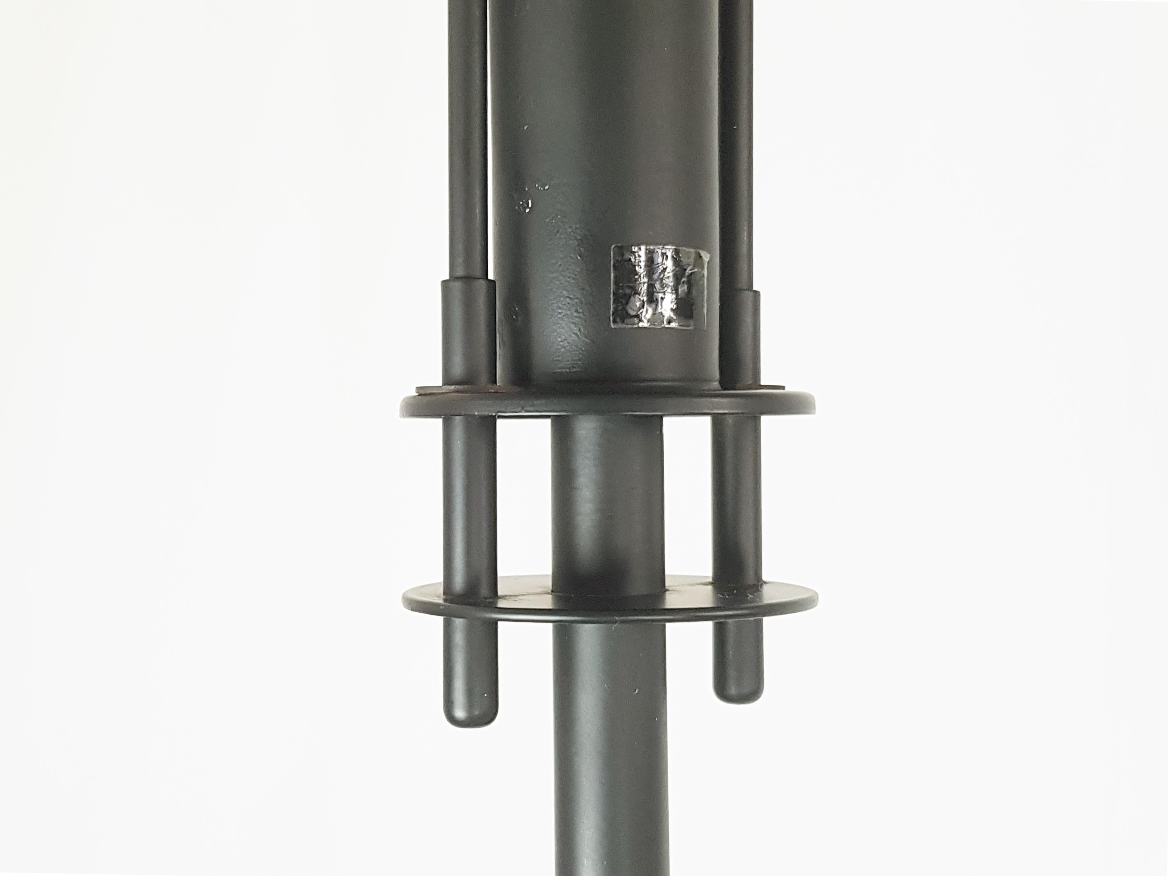 Stehlampe Polifemo aus elfenbeinfarbenem und schwarzem Metall aus den 1980er Jahren von Carlo Forcolini für Artemide (Ende des 20. Jahrhunderts) im Angebot