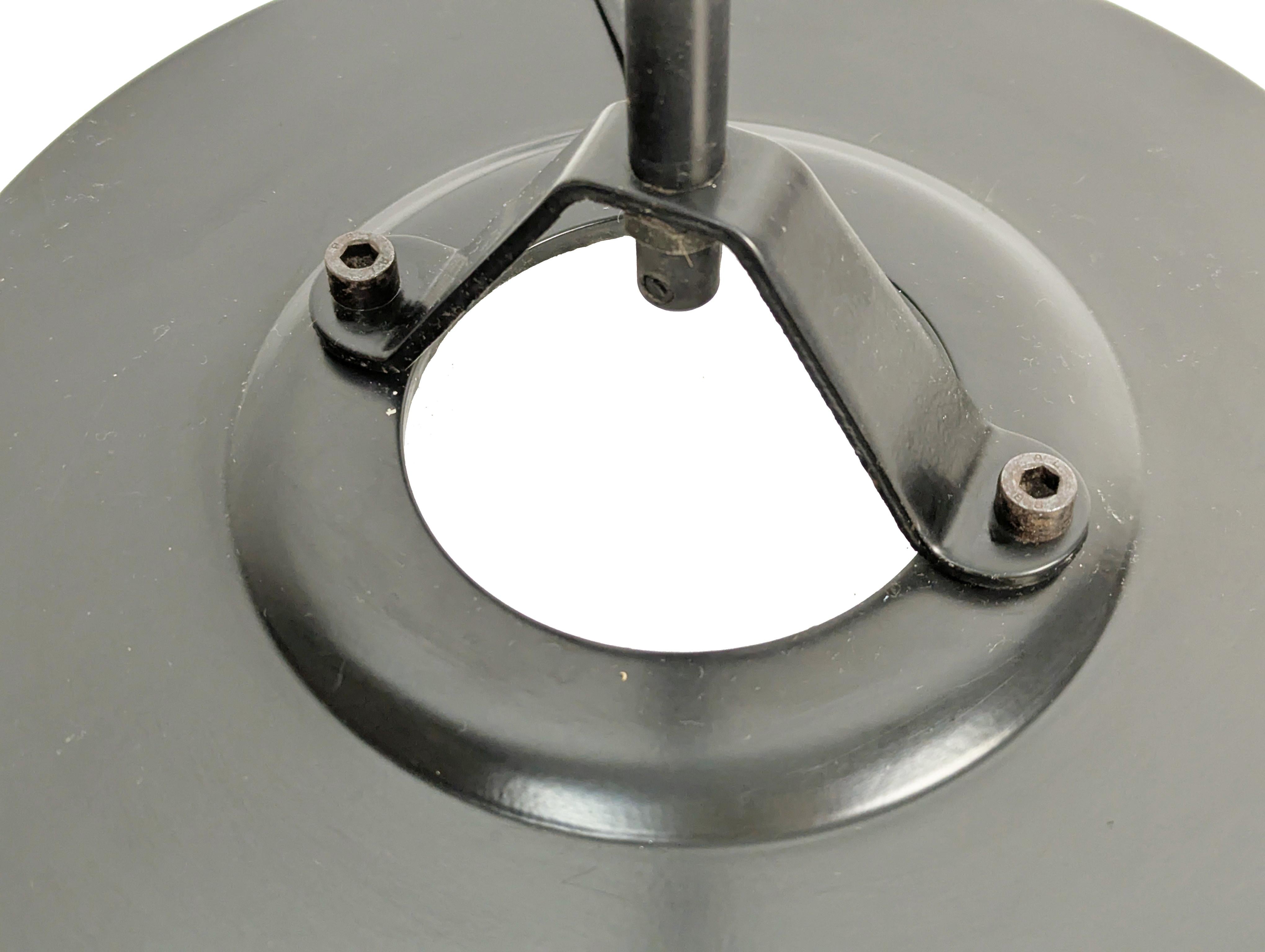 Metallo Lampada da terra anni '80 in metallo nero e avorio Polifemo di Carlo Forcolini per Artemide in vendita