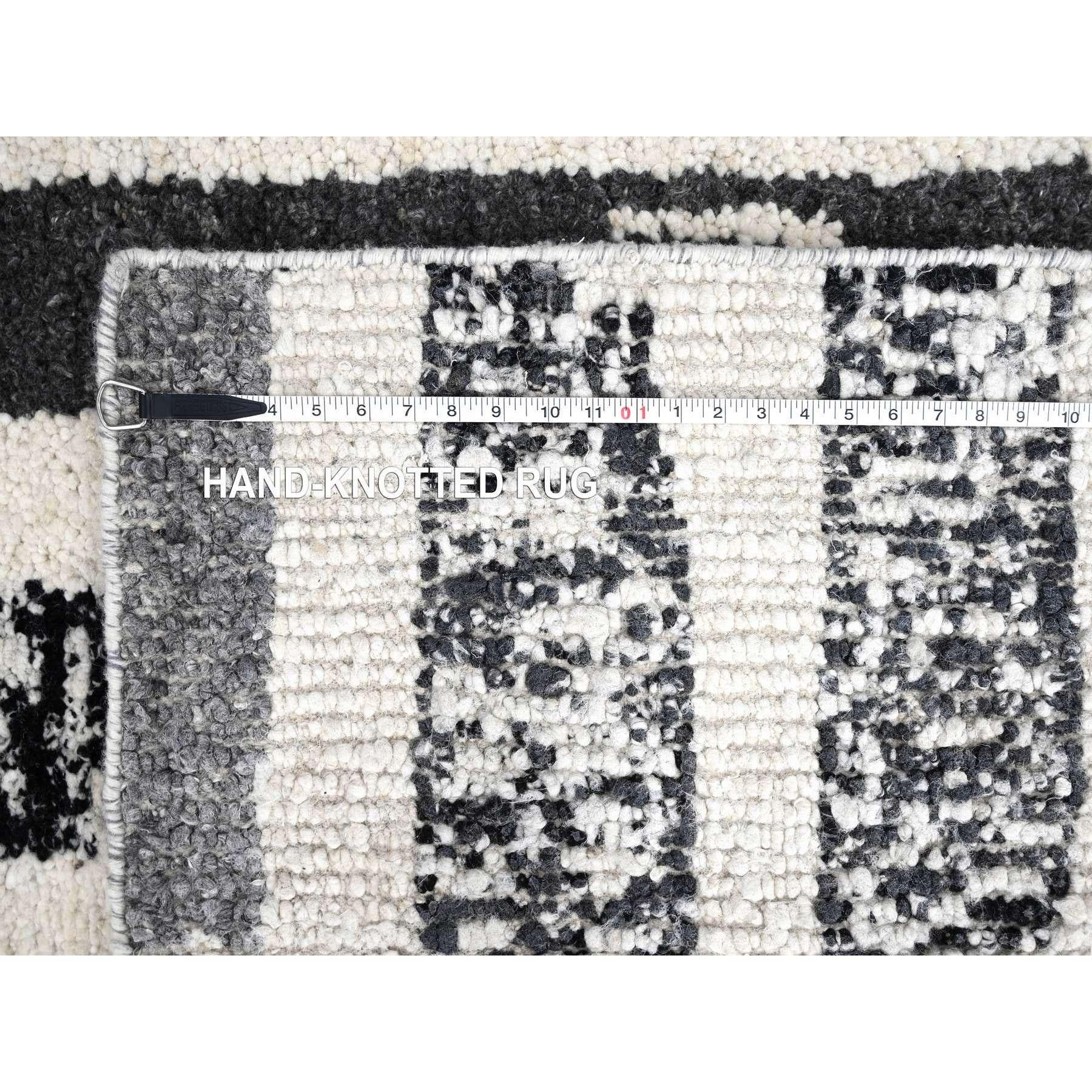 Handgeknüpfter orientalischer Teppich in Elfenbein & Schwarz aus Bio-Wolle in modernem Design 10'2