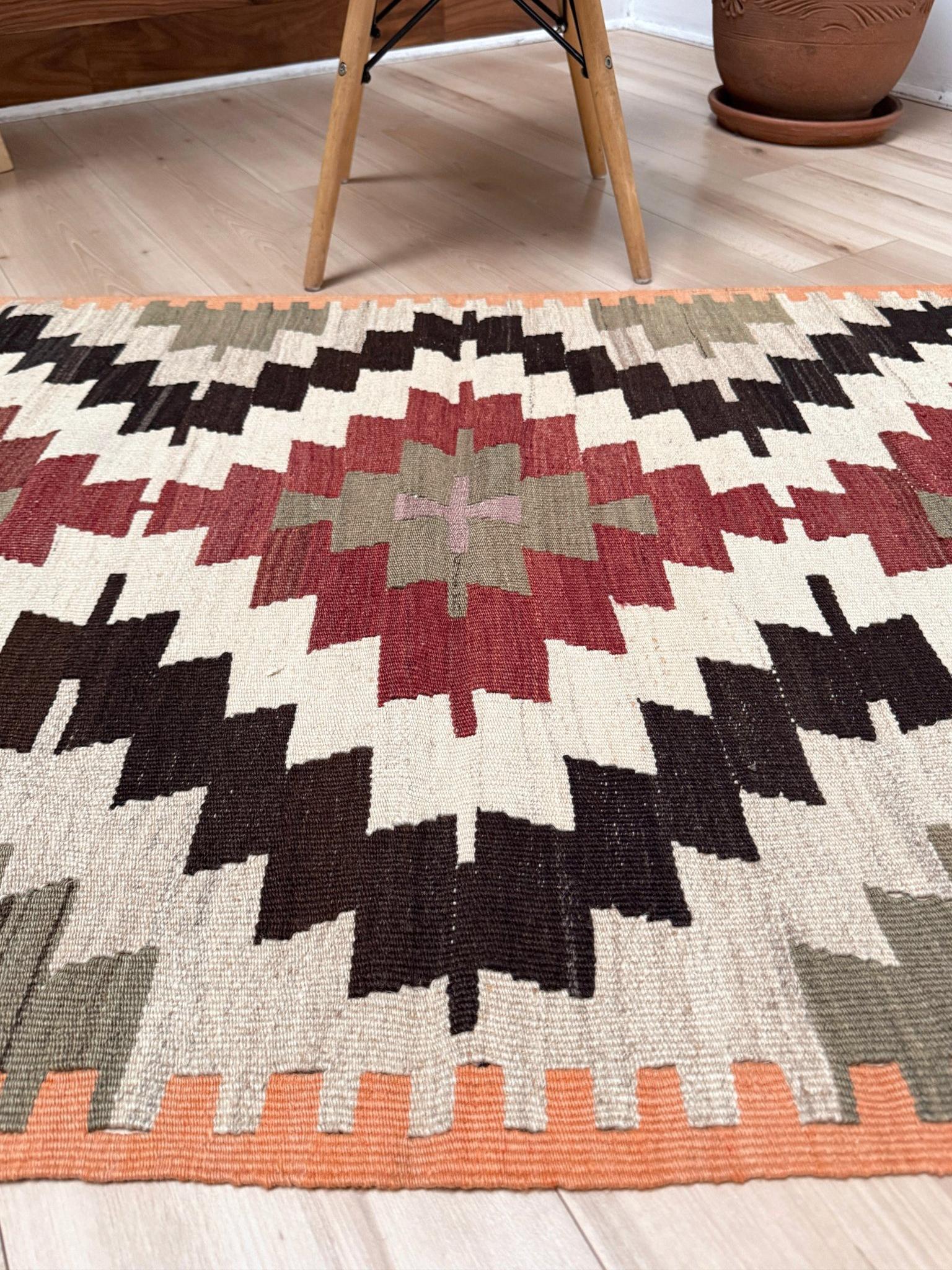 Kilim mut avorio e rosso mattone - Tappeto tribale turco a trama piatta in stile Navajo (3'x5') In condizioni ottime in vendita a Burlingame, CA