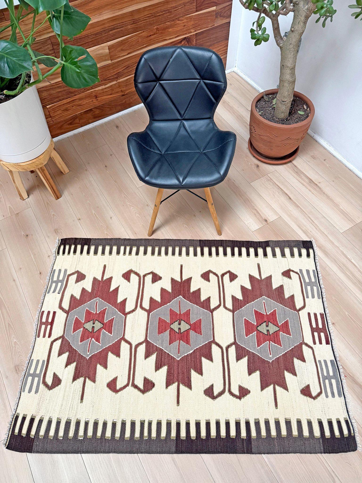 Elfenbein & Ziegelrot Mut Kilim - • Türkischer Flachgewebeteppich im Navajo-Stil (3'x5') (Kelim) im Angebot