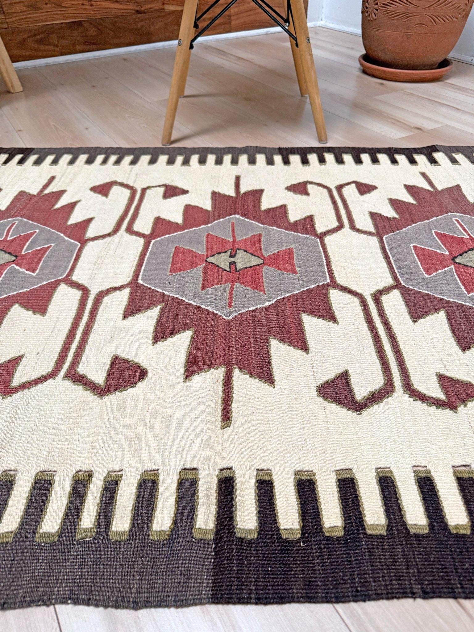 Elfenbein & Ziegelrot Mut Kilim - • Türkischer Flachgewebeteppich im Navajo-Stil (3'x5') (Handgewebt) im Angebot