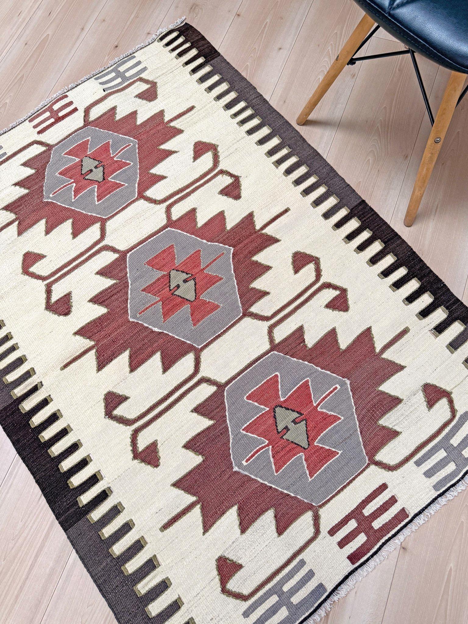 Elfenbein & Ziegelrot Mut Kilim - • Türkischer Flachgewebeteppich im Navajo-Stil (3'x5') im Zustand „Hervorragend“ im Angebot in Burlingame, CA