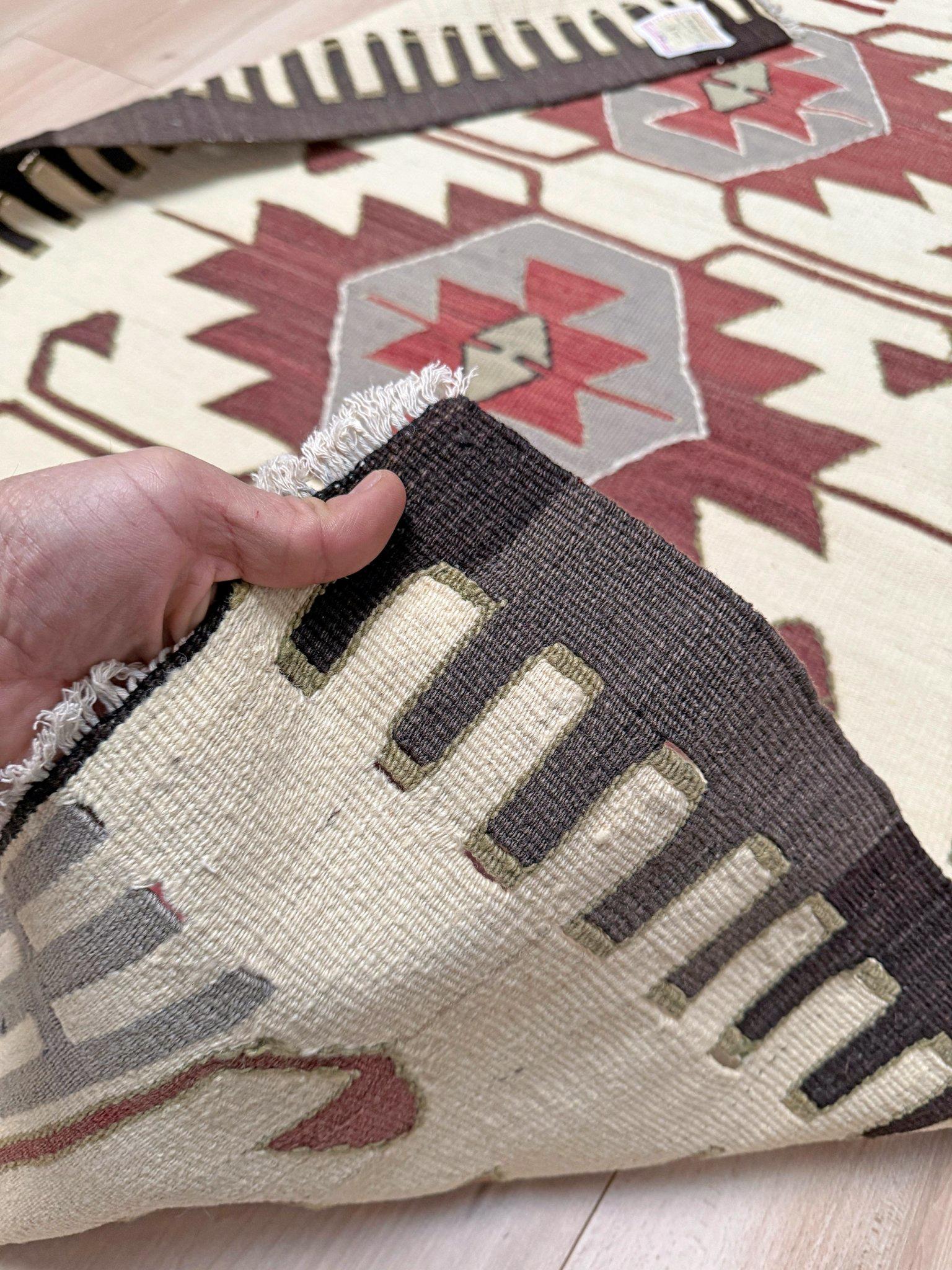 Elfenbein & Ziegelrot Mut Kilim - • Türkischer Flachgewebeteppich im Navajo-Stil (3'x5') (Ende des 20. Jahrhunderts) im Angebot