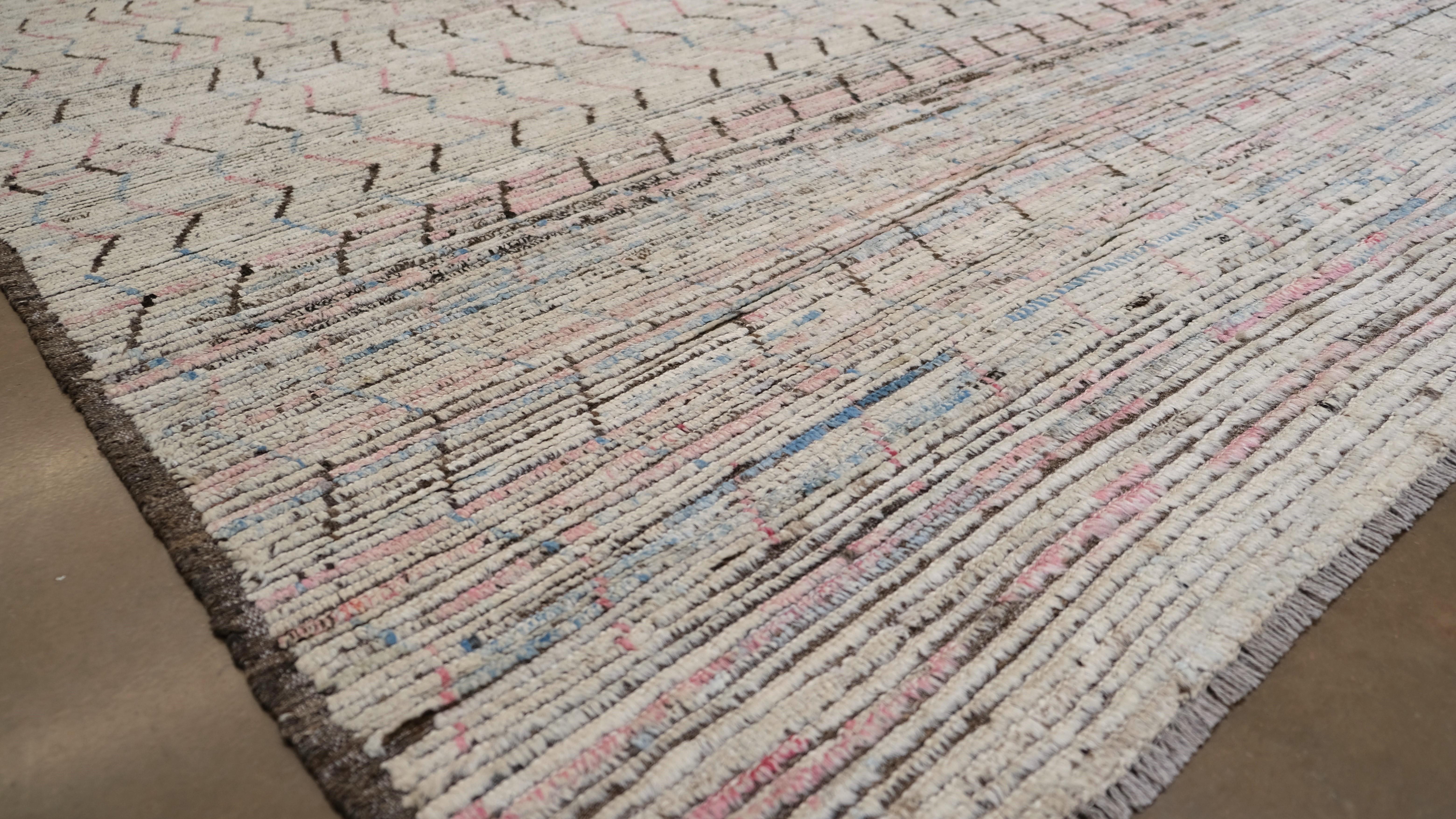 Noué à la main Tapis en laine à vagues linéaires ivoire, marron et rose, 11'3''x14''. en vente