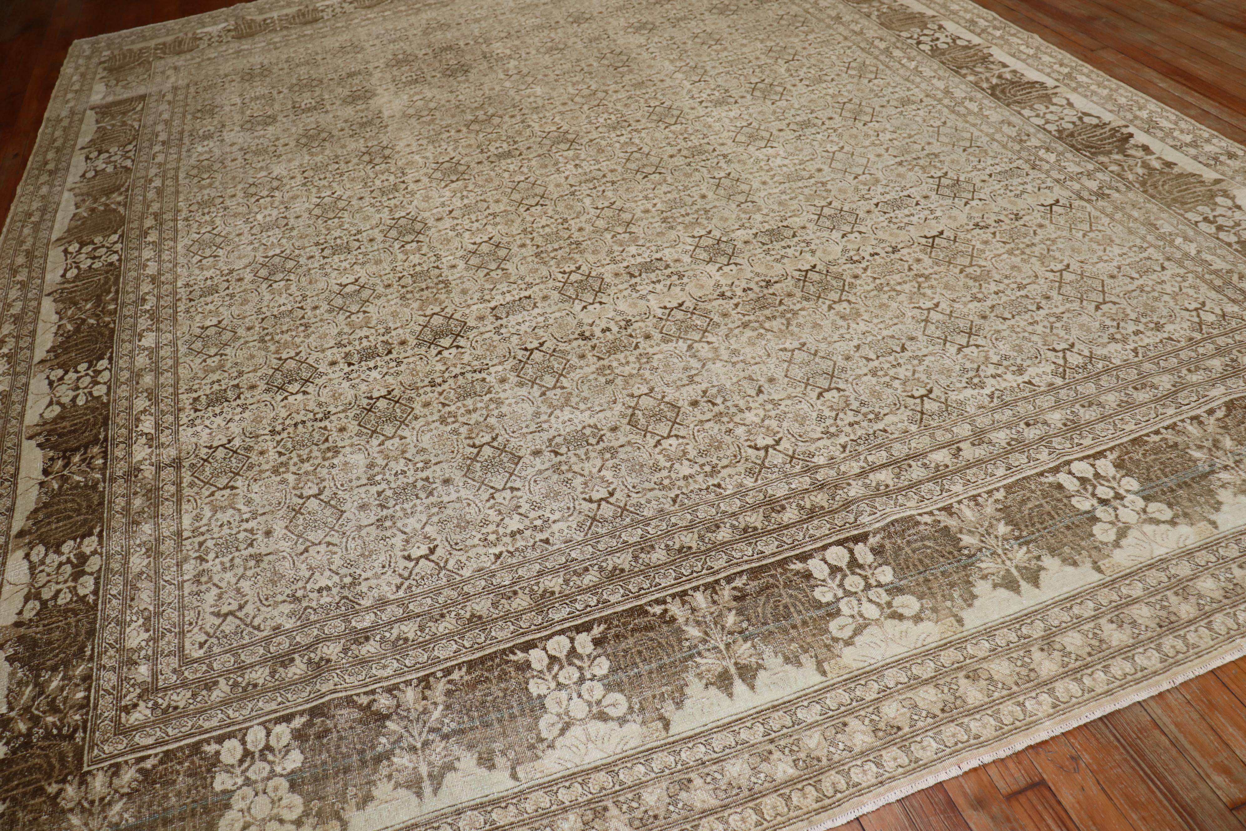 Ein persischer Täbriz-Teppich aus dem frühen 20. Jahrhundert mit einer Weidenbaum-Bordüre. Das Feld zeigt das berüchtigte Herati-Motiv, ein typisches Motiv auf Täbris-Teppichen des frühen 20. und späten 19

Maße: 9'3'' x 11'11''

Ein antiker