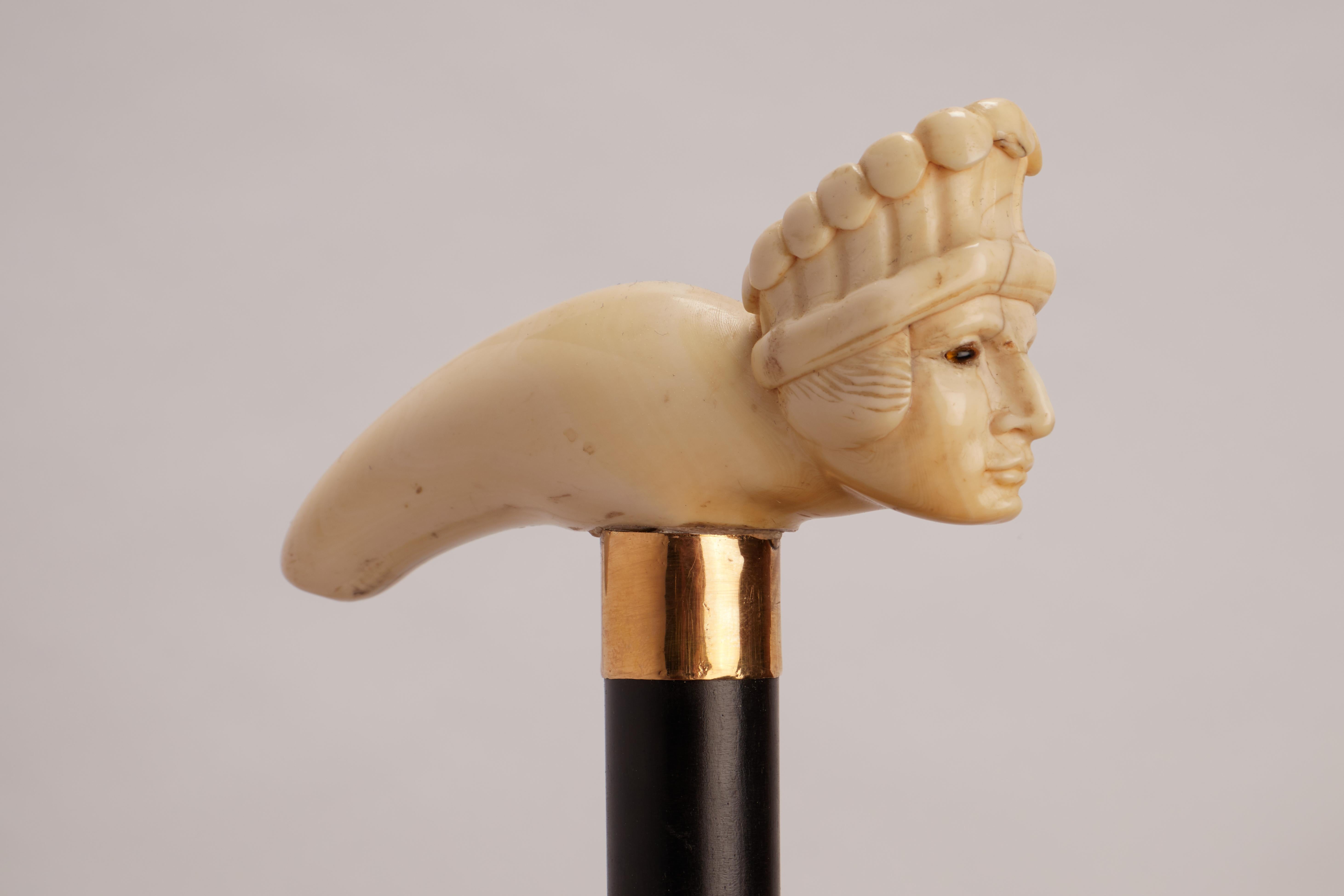 Britannique Bouton de marche à poignée sculpté en ivoire représentant un chef amérindien central, Royaume-Uni. en vente