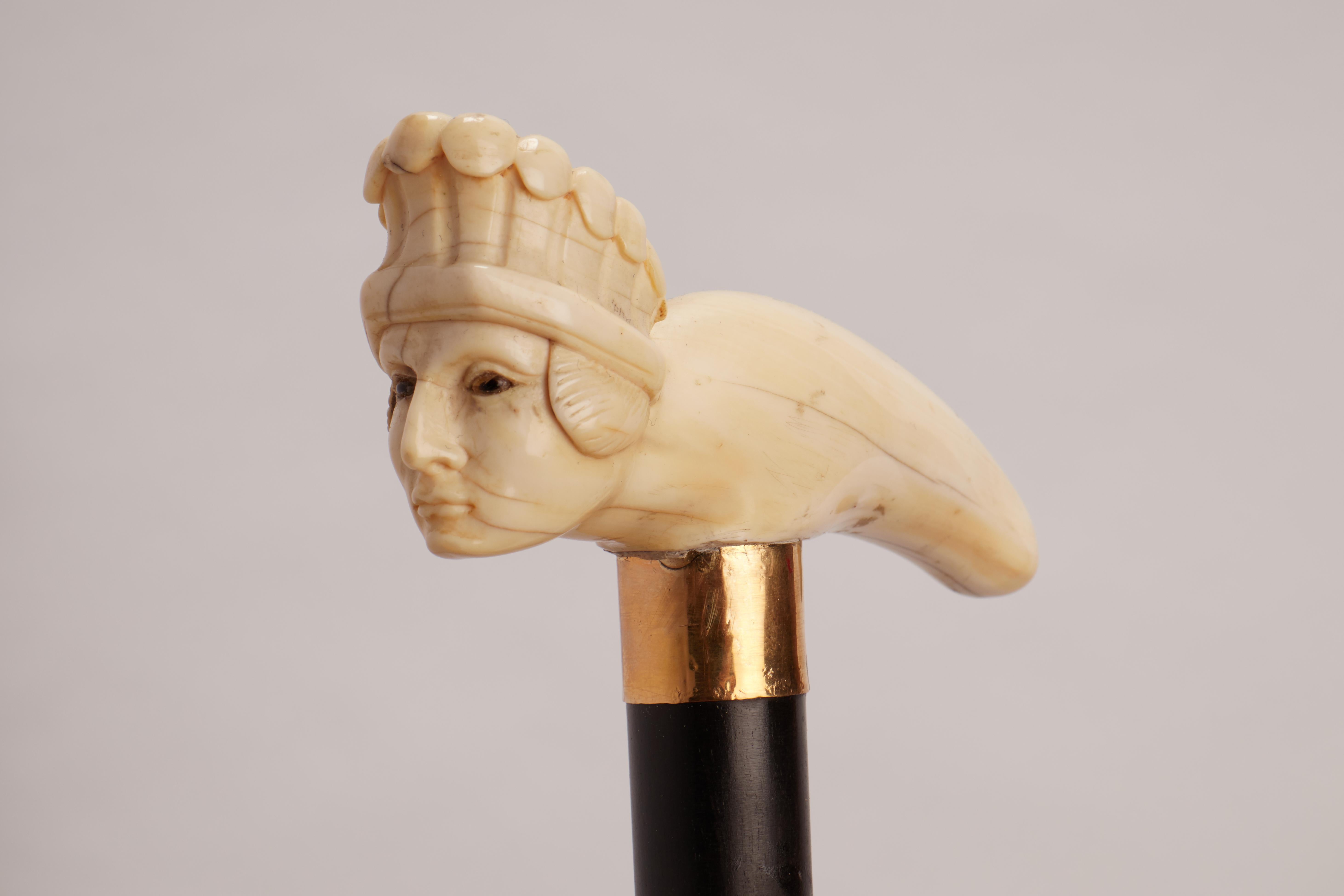 XIXe siècle Bouton de marche à poignée sculpté en ivoire représentant un chef amérindien central, Royaume-Uni. en vente