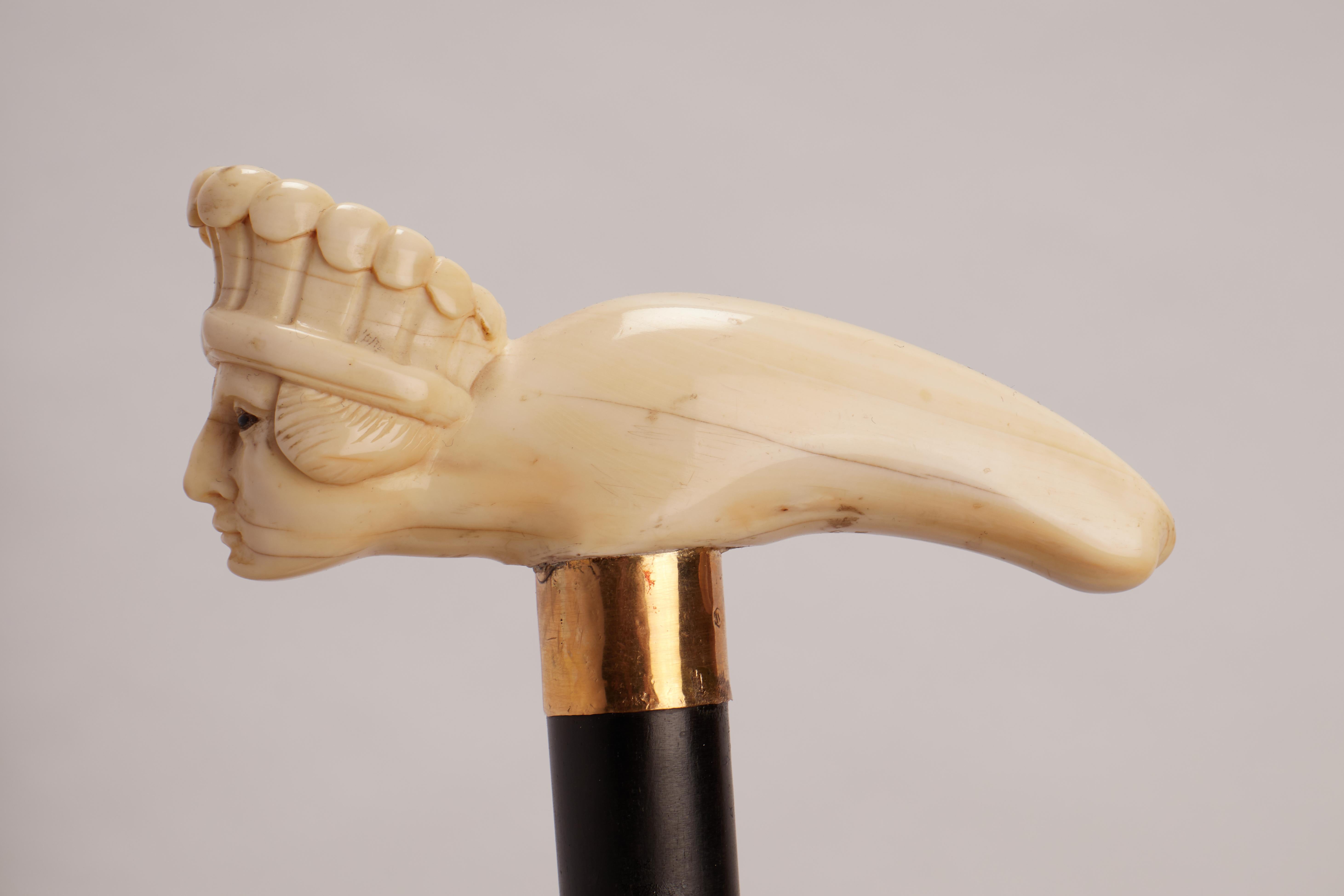 Verre Bouton de marche à poignée sculpté en ivoire représentant un chef amérindien central, Royaume-Uni. en vente