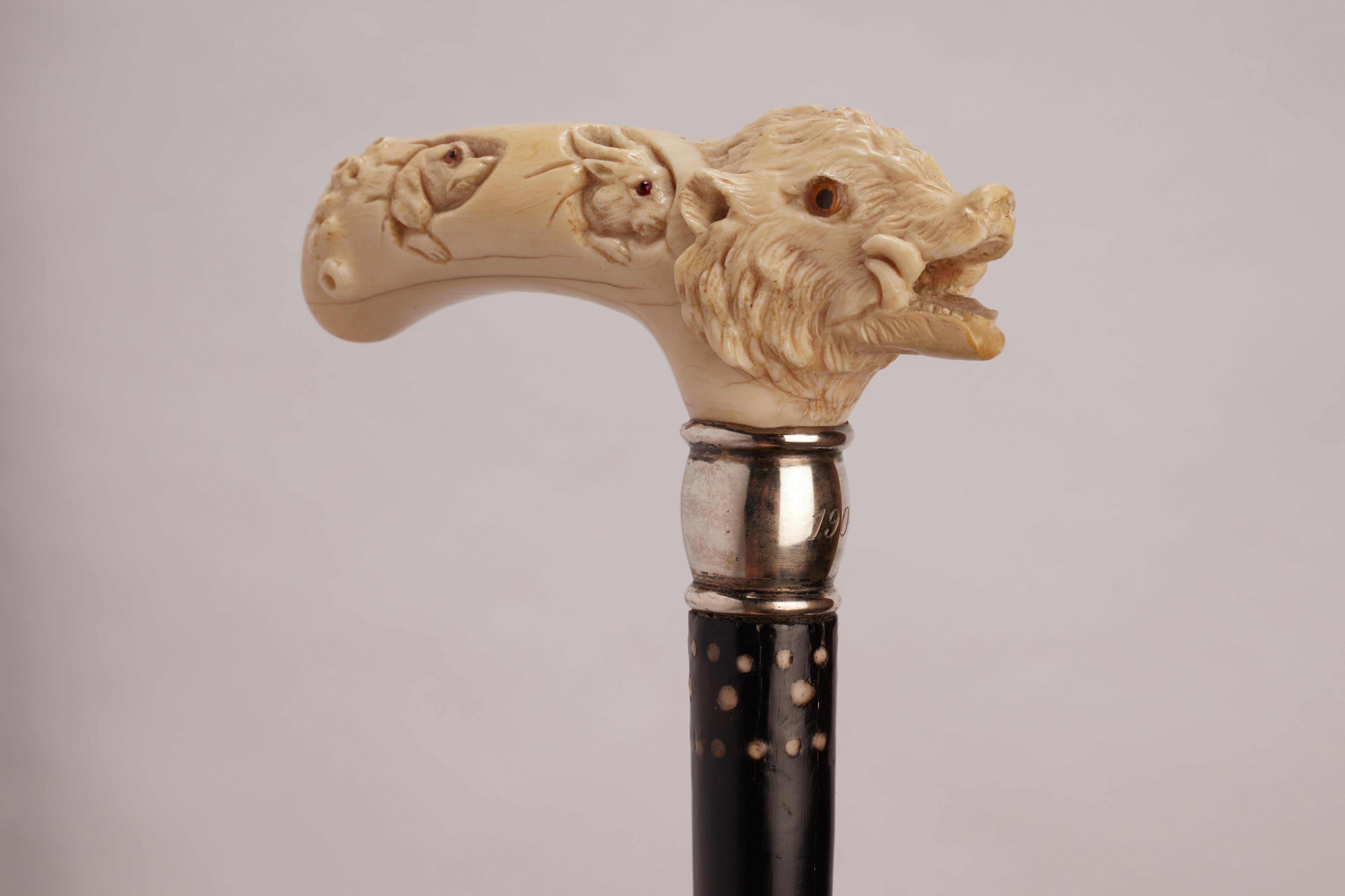 Ivory carved handle walking stick depicting a wild boar, USA 1910.  In Good Condition For Sale In Milan, IT
