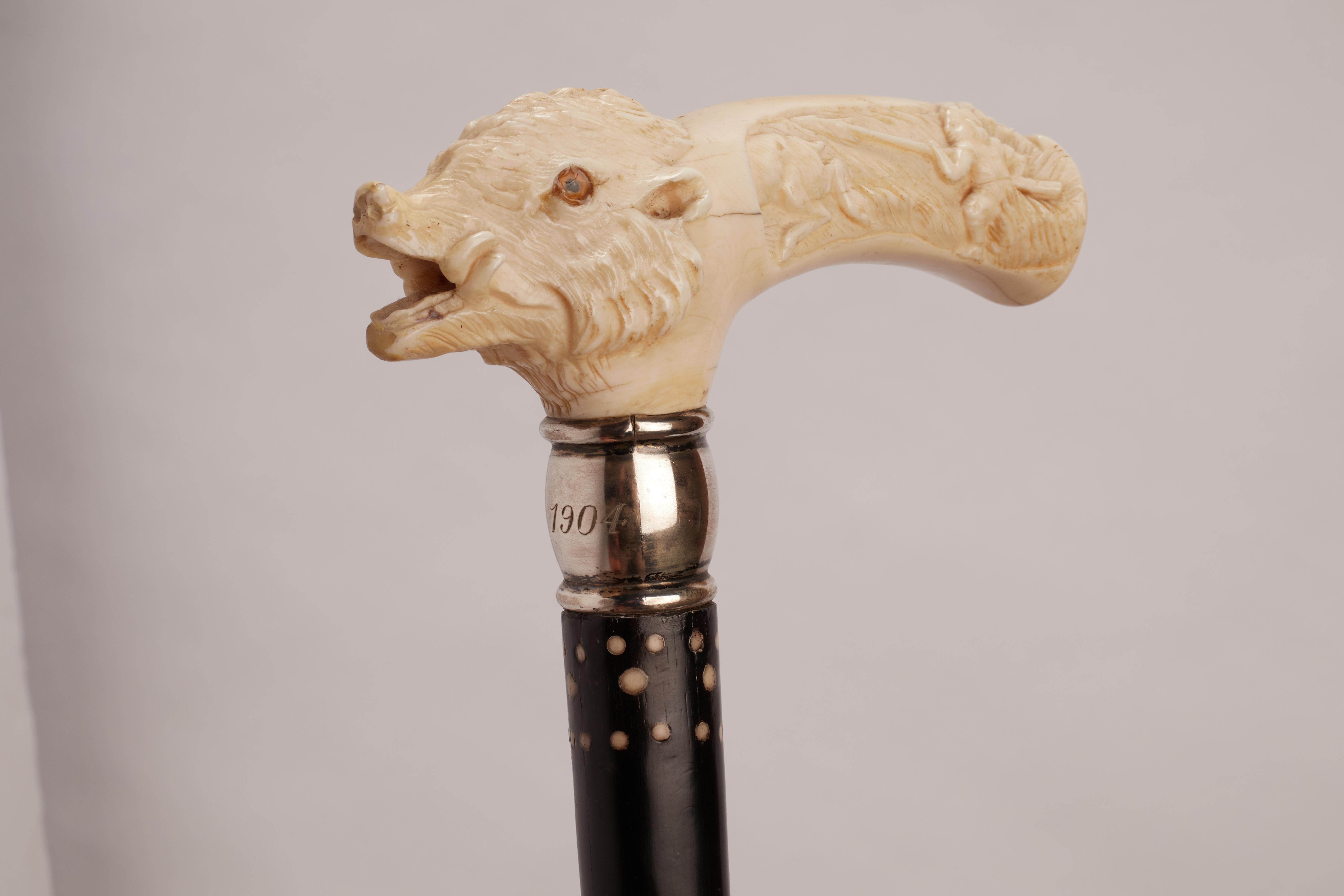 Ivory carved handle walking stick depicting a wild boar, USA 1910.  In Good Condition For Sale In Milan, IT