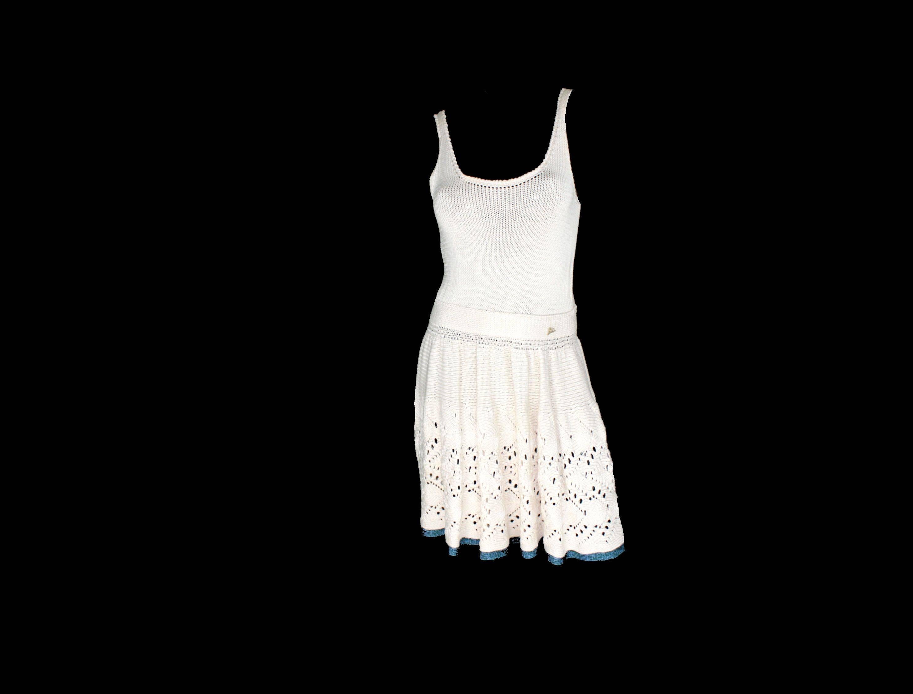 Une superbe robe en maille crochetée de CHANEL
Un classique intemporel 
Campaignée dans de nombreux éditoriaux, vue sur les podiums et dans la campagne ADS
Blanc cassé avec garniture couleur mer sur la couture
Plaque du logo Chanel à la