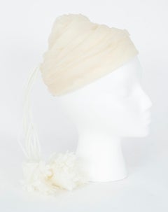 Cappello da sposa a punta in chiffon avorio con nappe floreali - S-M, anni '50