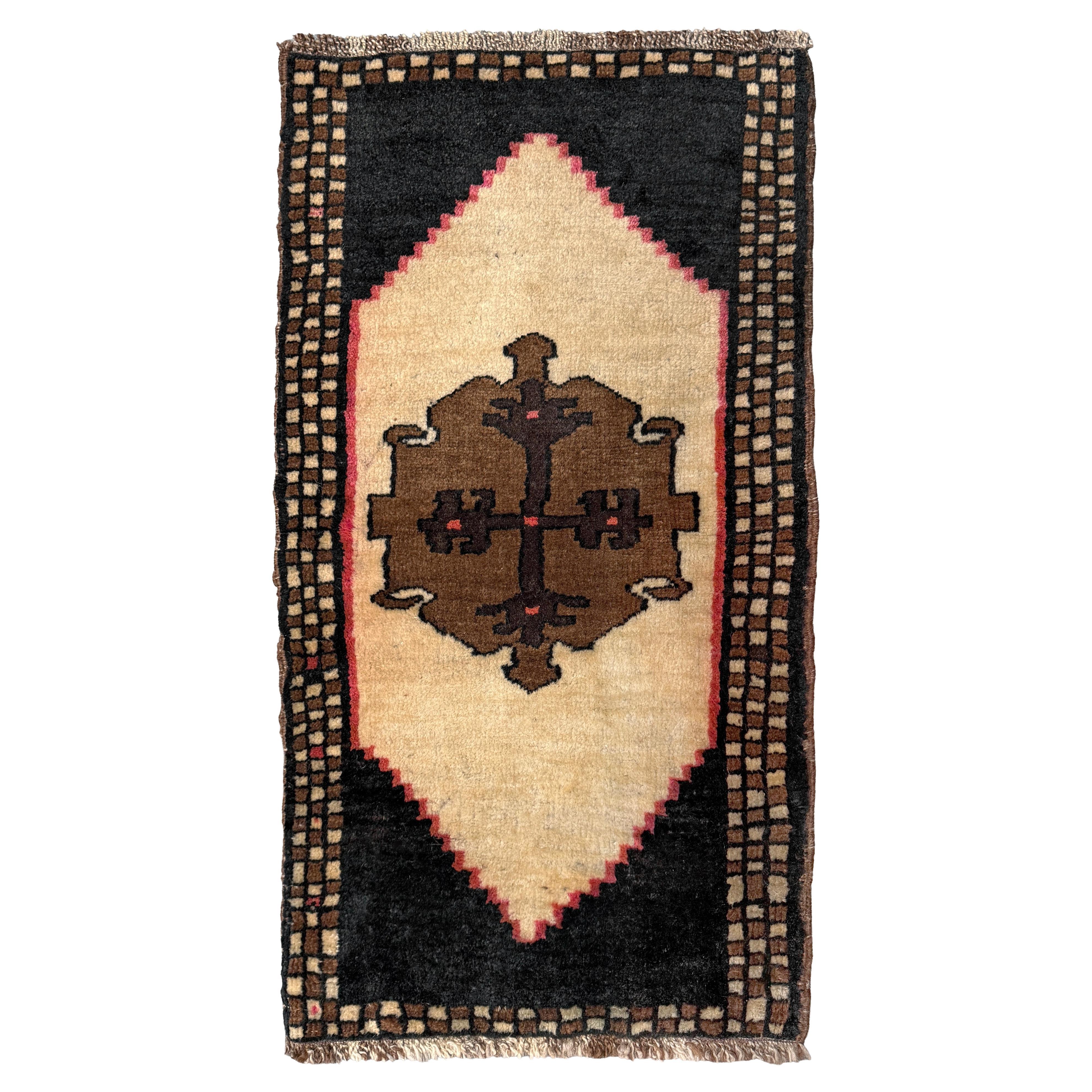 Mini tapis turc ivoire et chocolat • Yastik vintage d
Anatolie • Tapis de bain Paillasson en vente