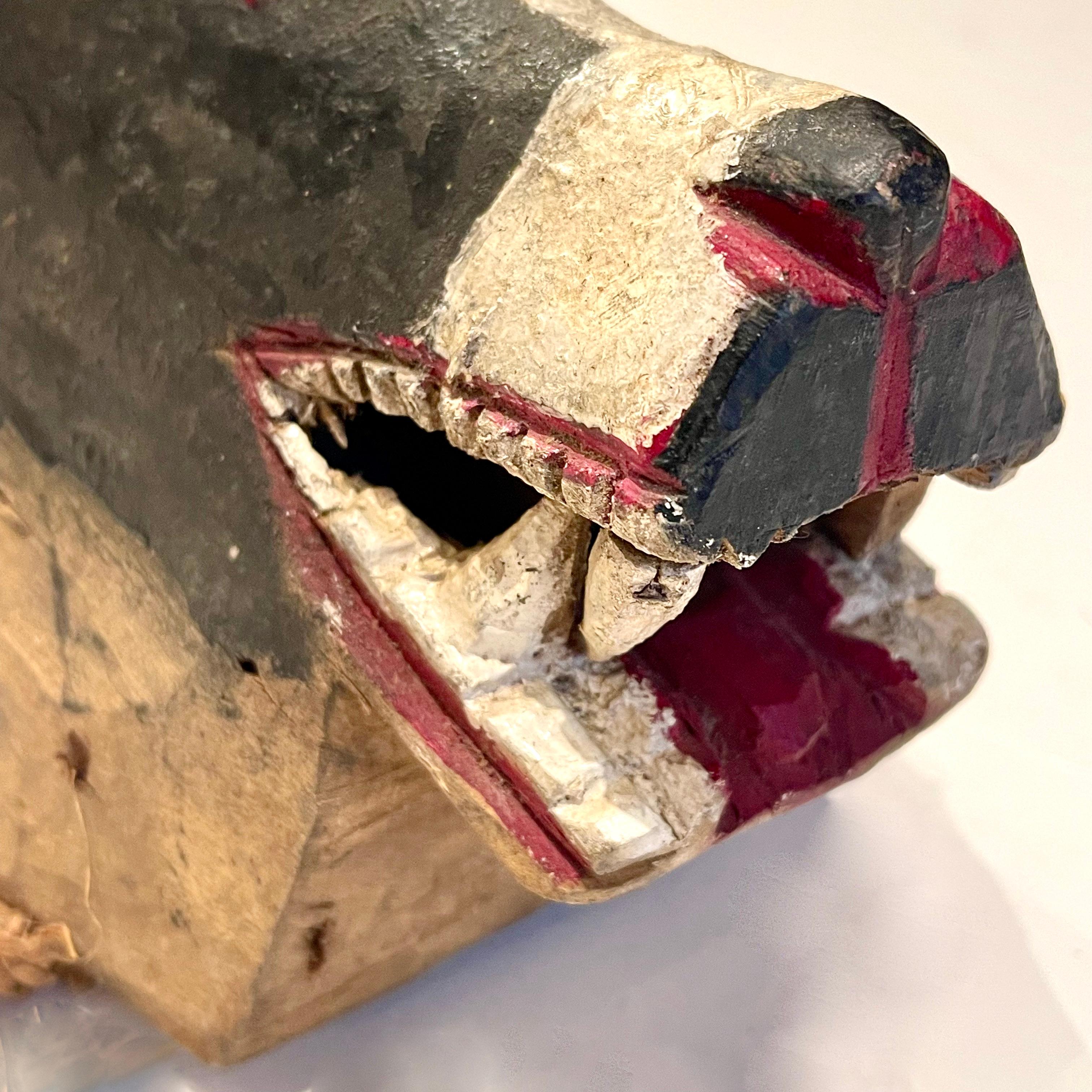Máscara de danza ritual estilizada, bellamente pintada y de presencia asertiva, utilizada por el pueblo gouro de Costa de Marfil. La máscara tiene forma de perro salvaje africano, que en los mitos y fábulas de esta región de África Occidental, y en