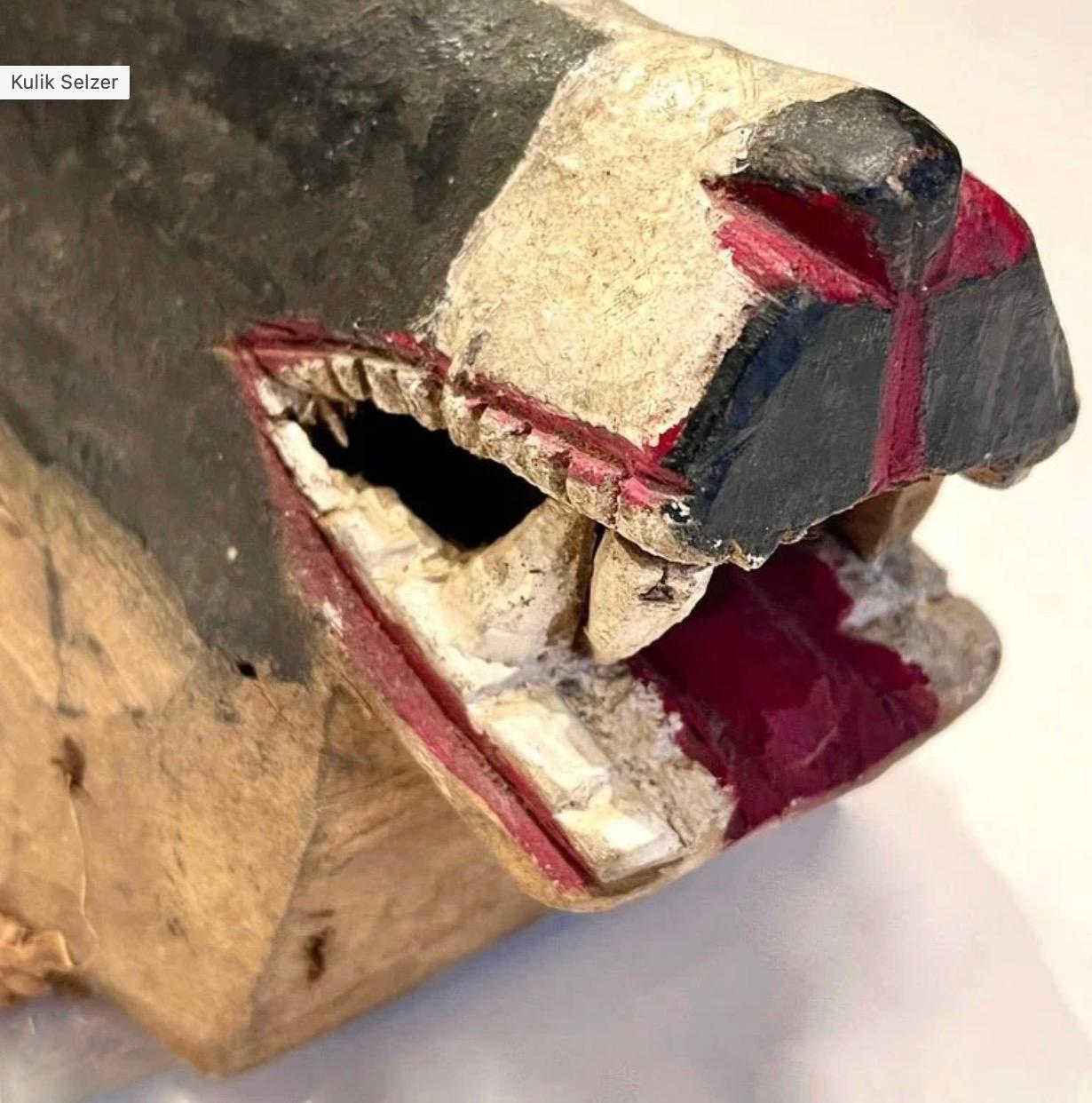 Masque de danse rituelle stylisé, magnifiquement peint, à la présence affirmée, utilisé par le peuple Gouro de Côte d'Ivoire. Le masque est en forme de chien sauvage africain qui, dans les mythes et fables de cette région d'Afrique de l'Ouest, et