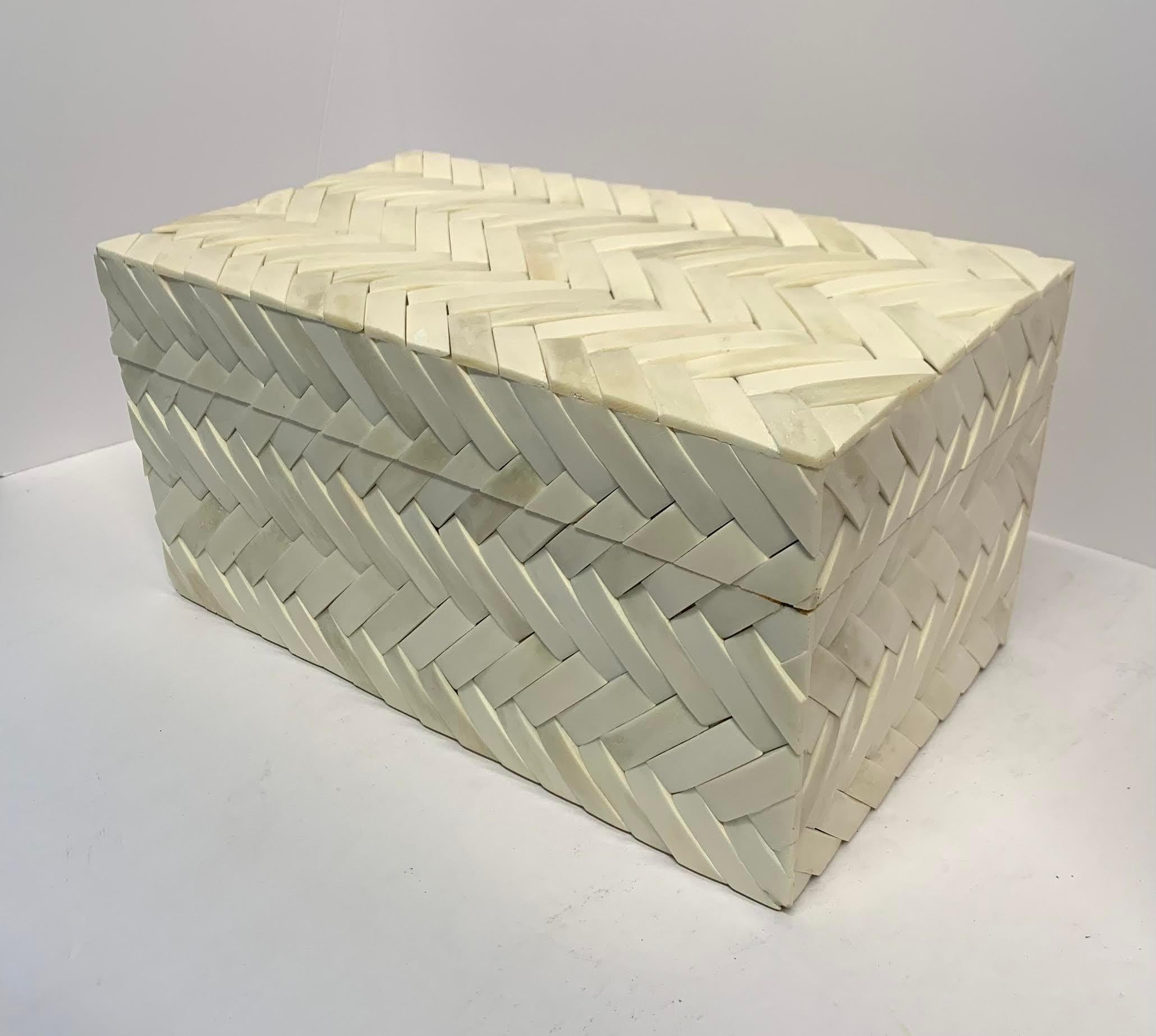 Caja india contemporánea de hueso de marfil trenzado.
También disponible en tamaño más pequeño (S6629 ).
Forma parte de una gran colección de cajas y bandejas de huesos.