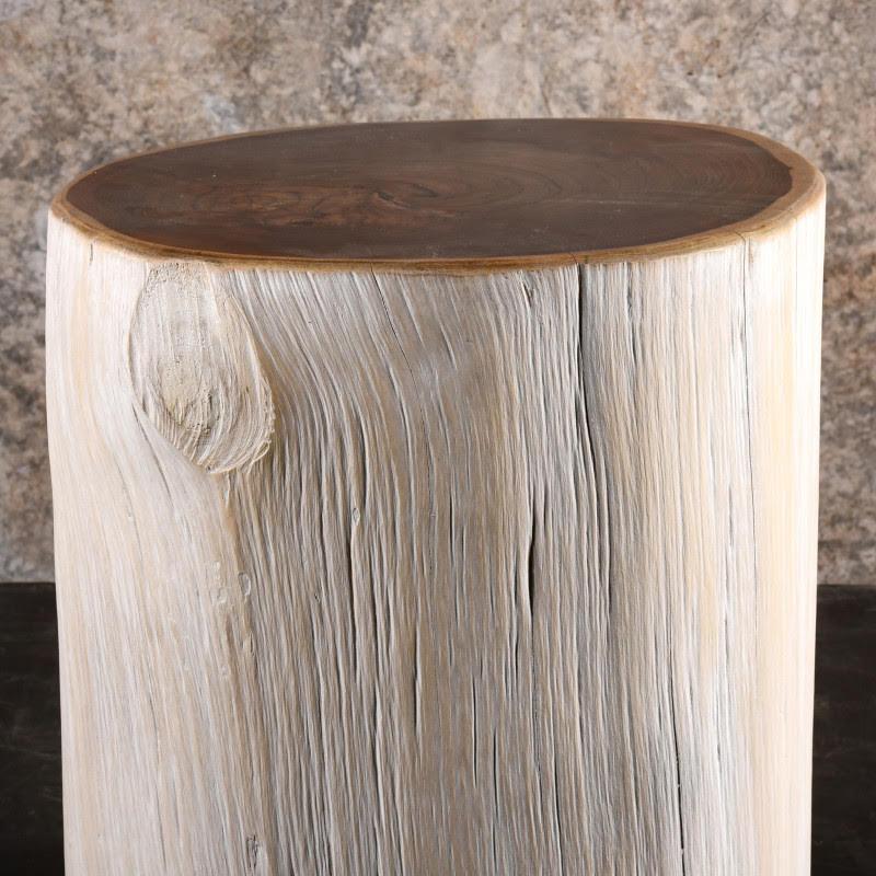 Bout de canapé ivoire, table d'appoint à roulettes sculptées dans un tronc d'arbre, bois blanchi, XXème siècle.

Table d'appoint ivoire, bout de canapé à roulettes sculptées dans un tronc d'arbre, bois blanchi, XXème siècle.
H : 48cm, L : 36cm, P :