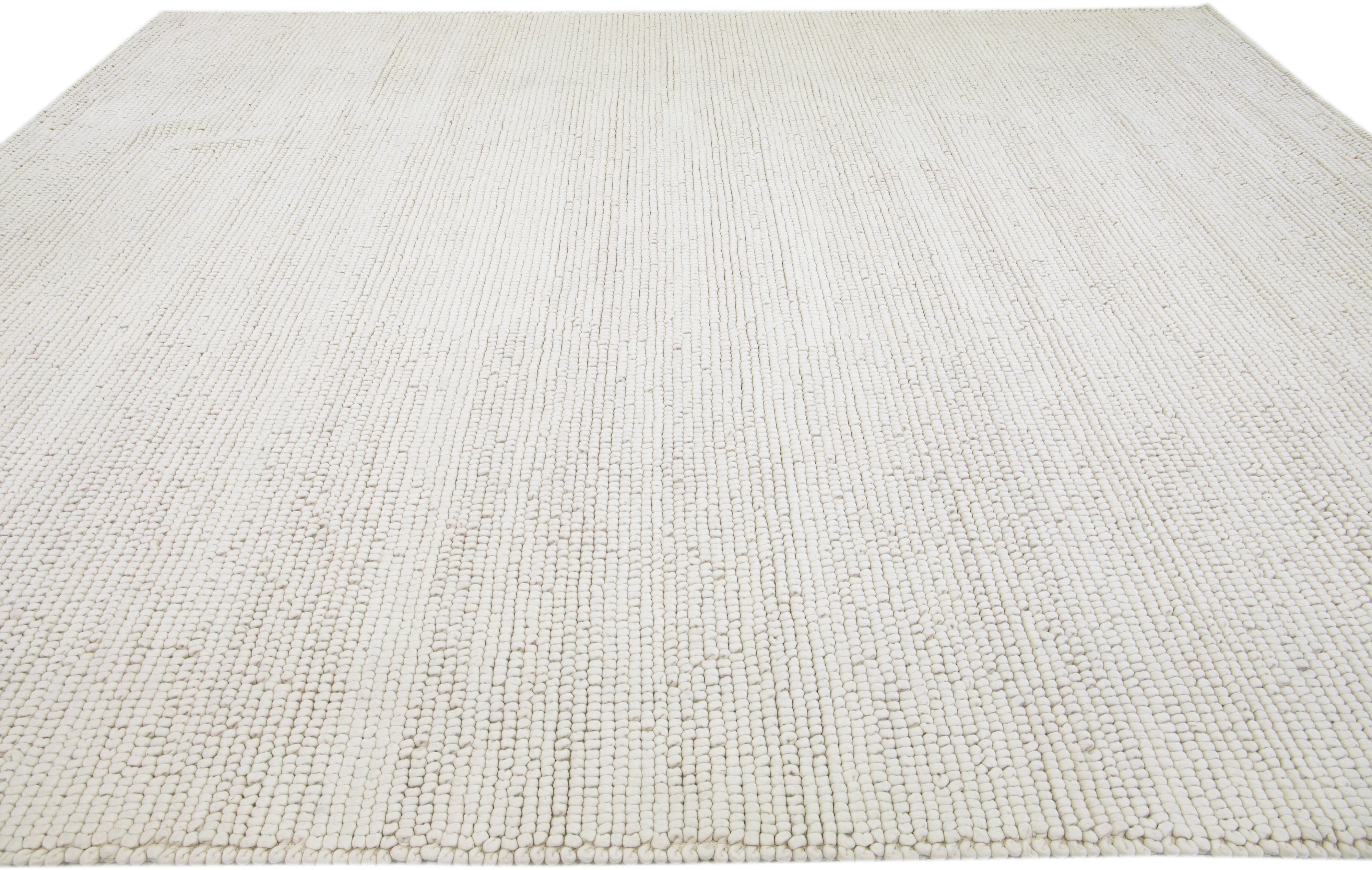 Indien Tapis en laine surdimensionné, feutré, fait main, contemporain, ivoire, par Apadana en vente