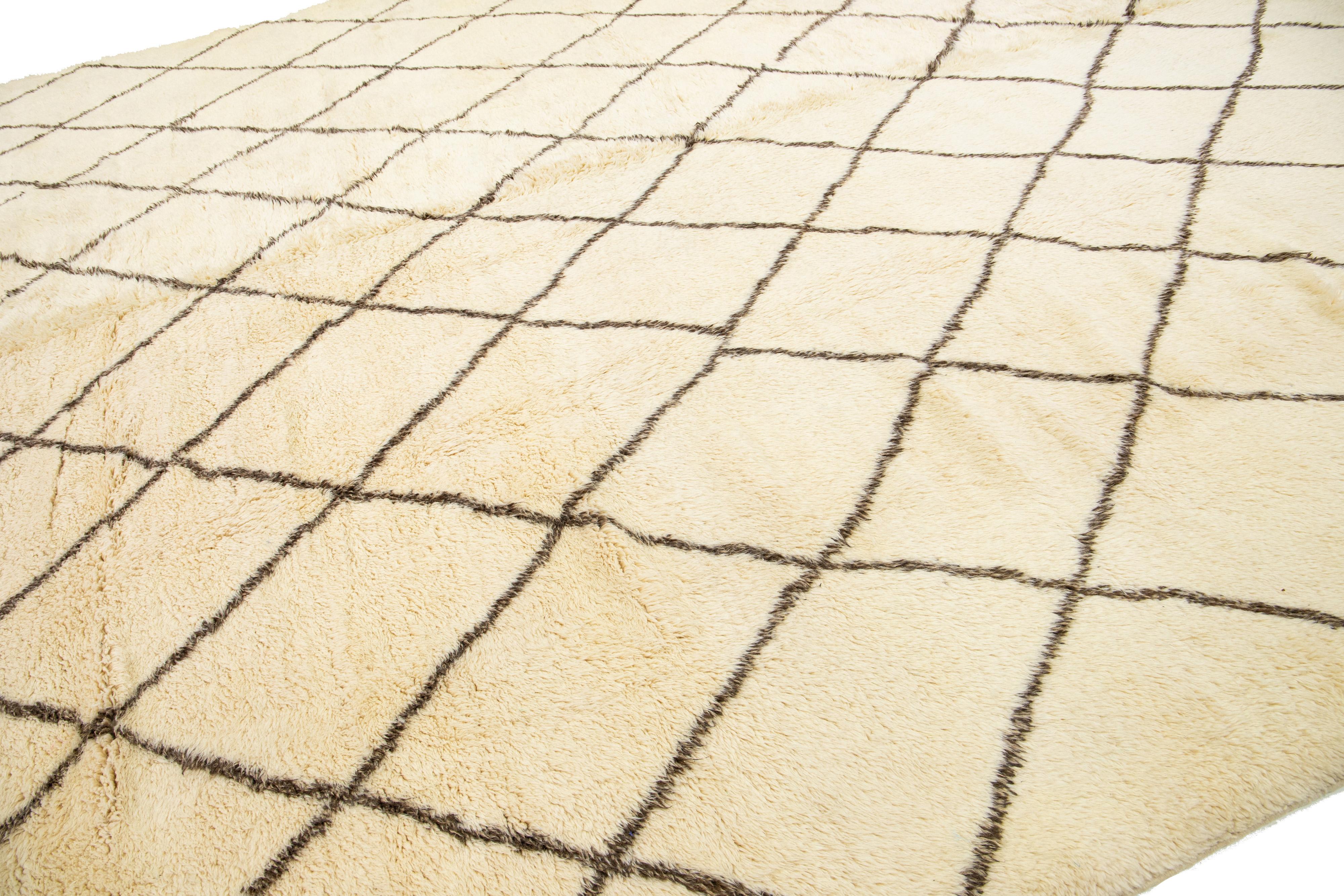 Elfenbeinfarbener zeitgenössischer marokkanischer Wollteppich in Übergröße mit geometrischem Design im Angebot 2