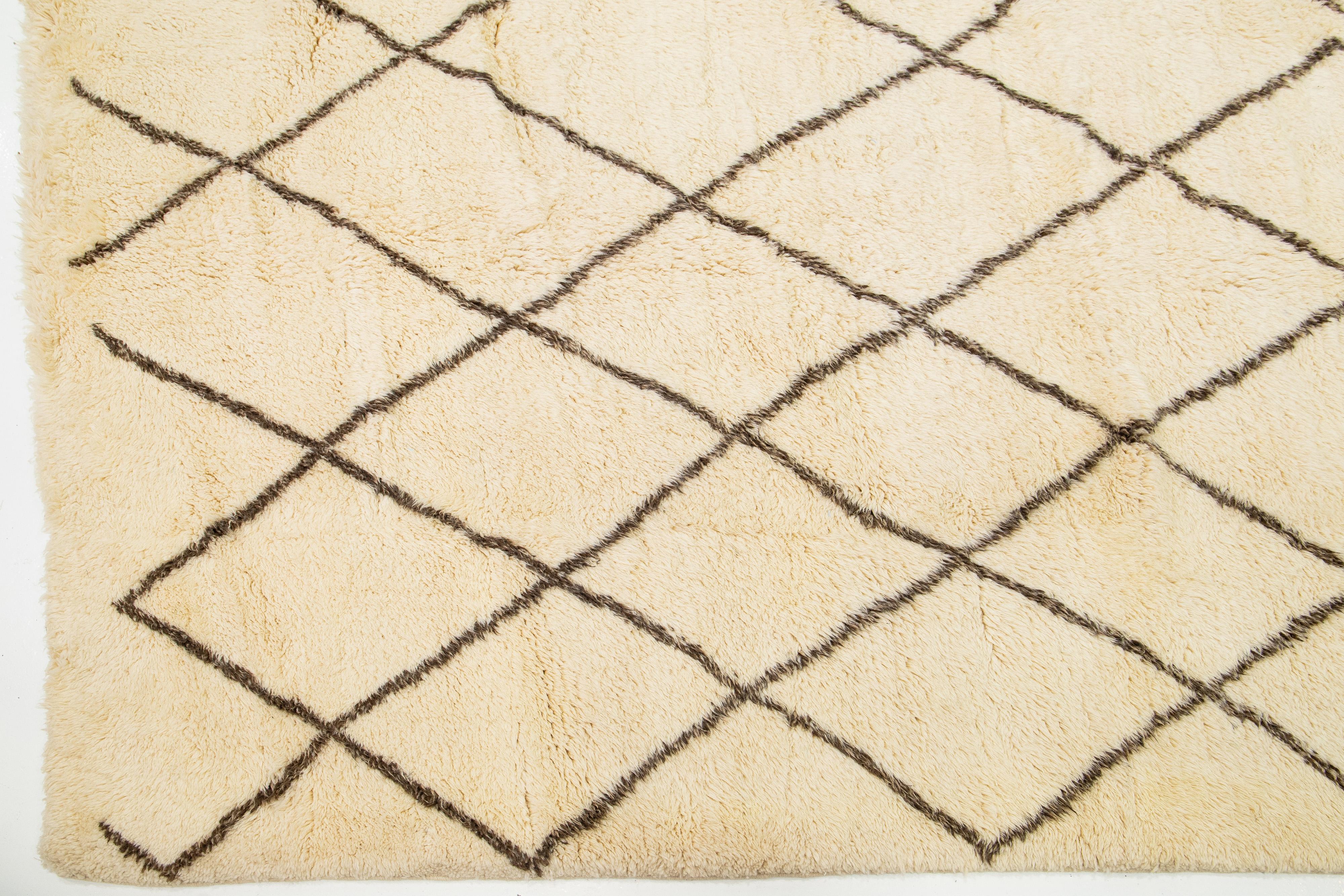 Elfenbeinfarbener zeitgenössischer marokkanischer Wollteppich in Übergröße mit geometrischem Design (Wolle) im Angebot