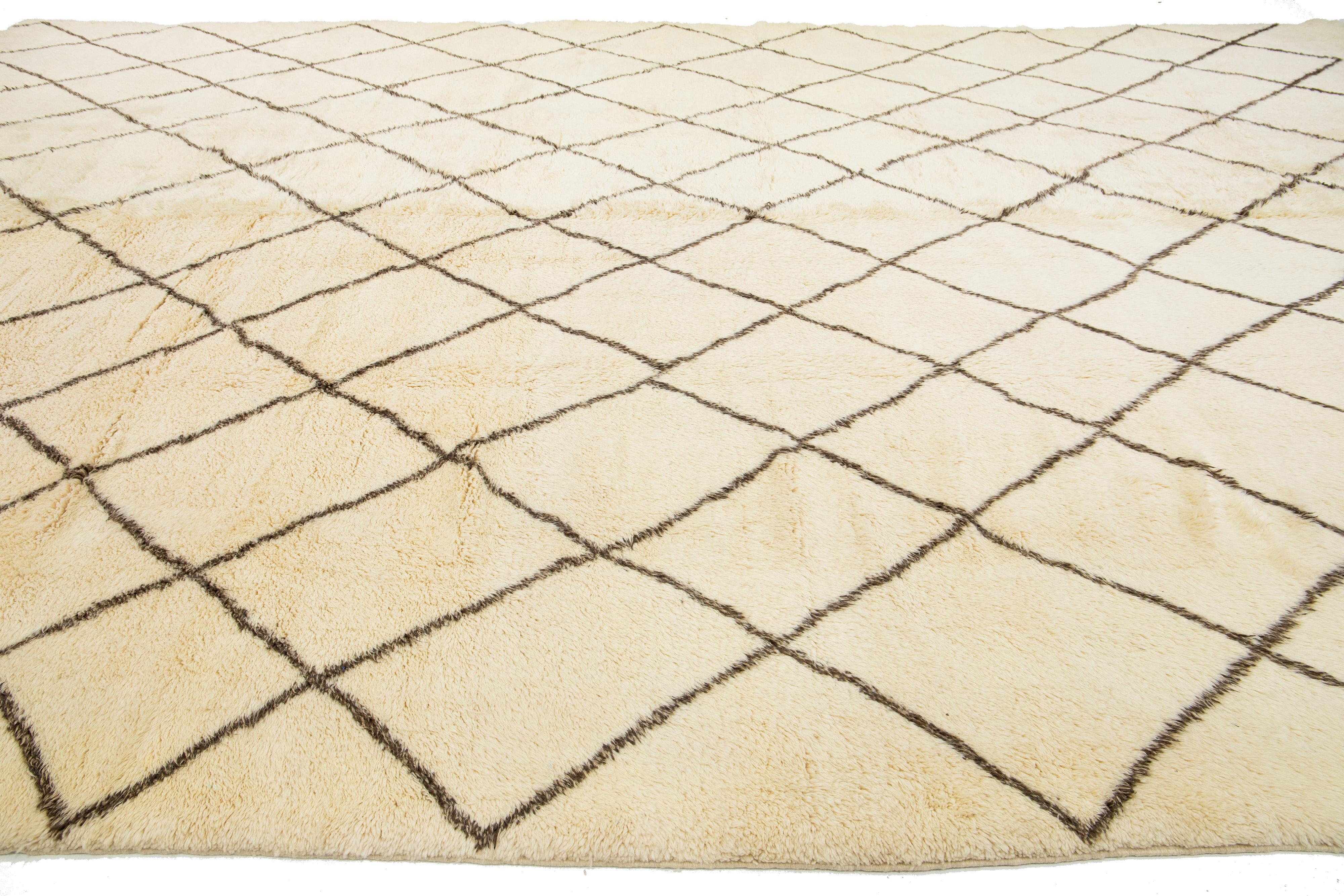 Elfenbeinfarbener zeitgenössischer marokkanischer Wollteppich in Übergröße mit geometrischem Design im Angebot 1