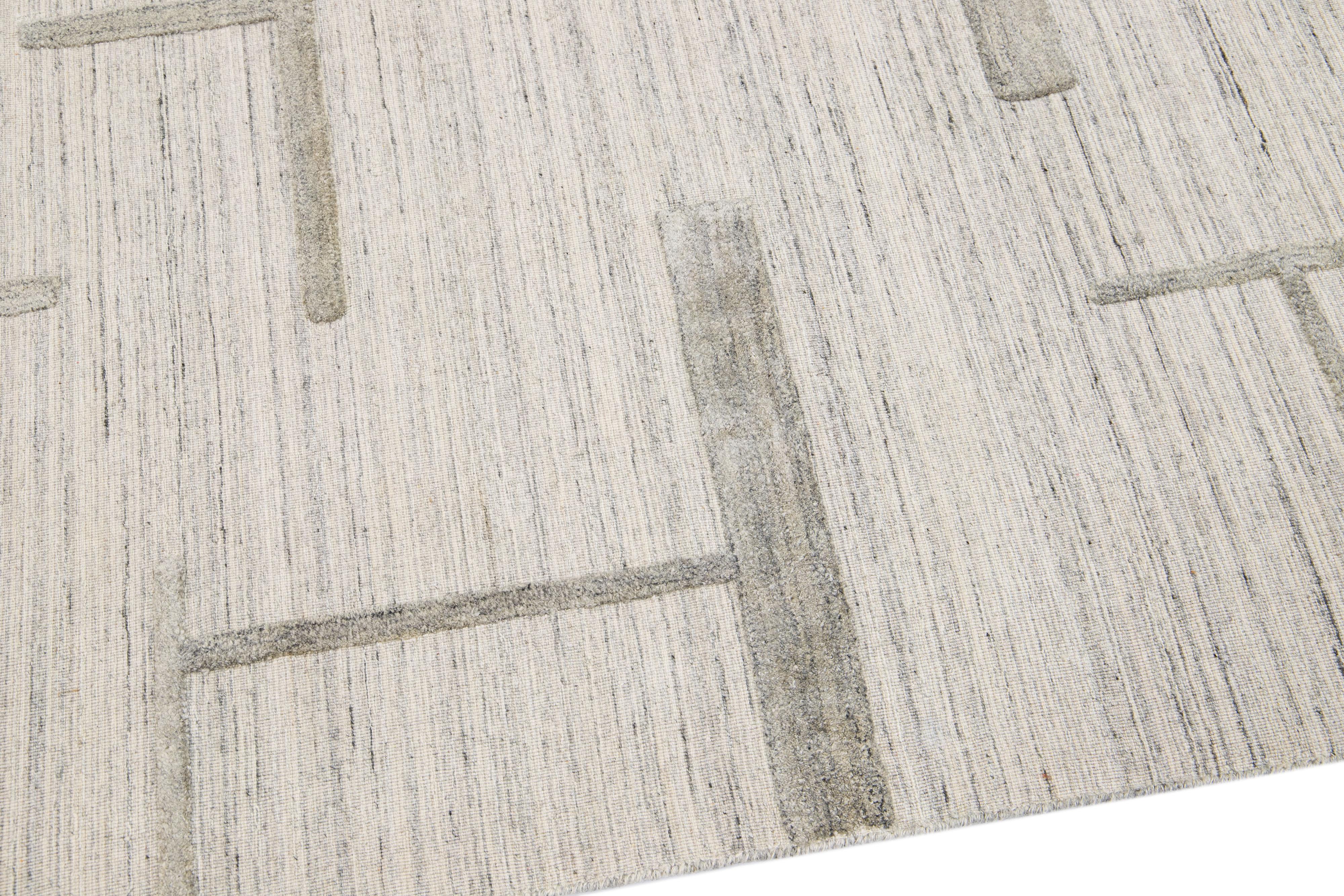 Elfenbein Zeitgenössische Textur Handgefertigter Teppich aus Wolle und Viskose im Zustand „Neu“ im Angebot in Norwalk, CT