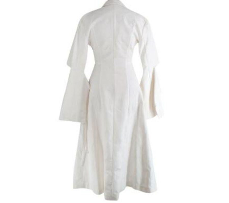 Loewe ivory cotton damask flared coat
 
 - Soft handle, floral damask cotton
 - Fitted bodice, with flared sleeves and skirt
 - Notched lapels
 - Concealed closure at the waist
 - Self-tie forearm 
 - Slip pockets
 
 Materials:
 79% Cotton
 21%