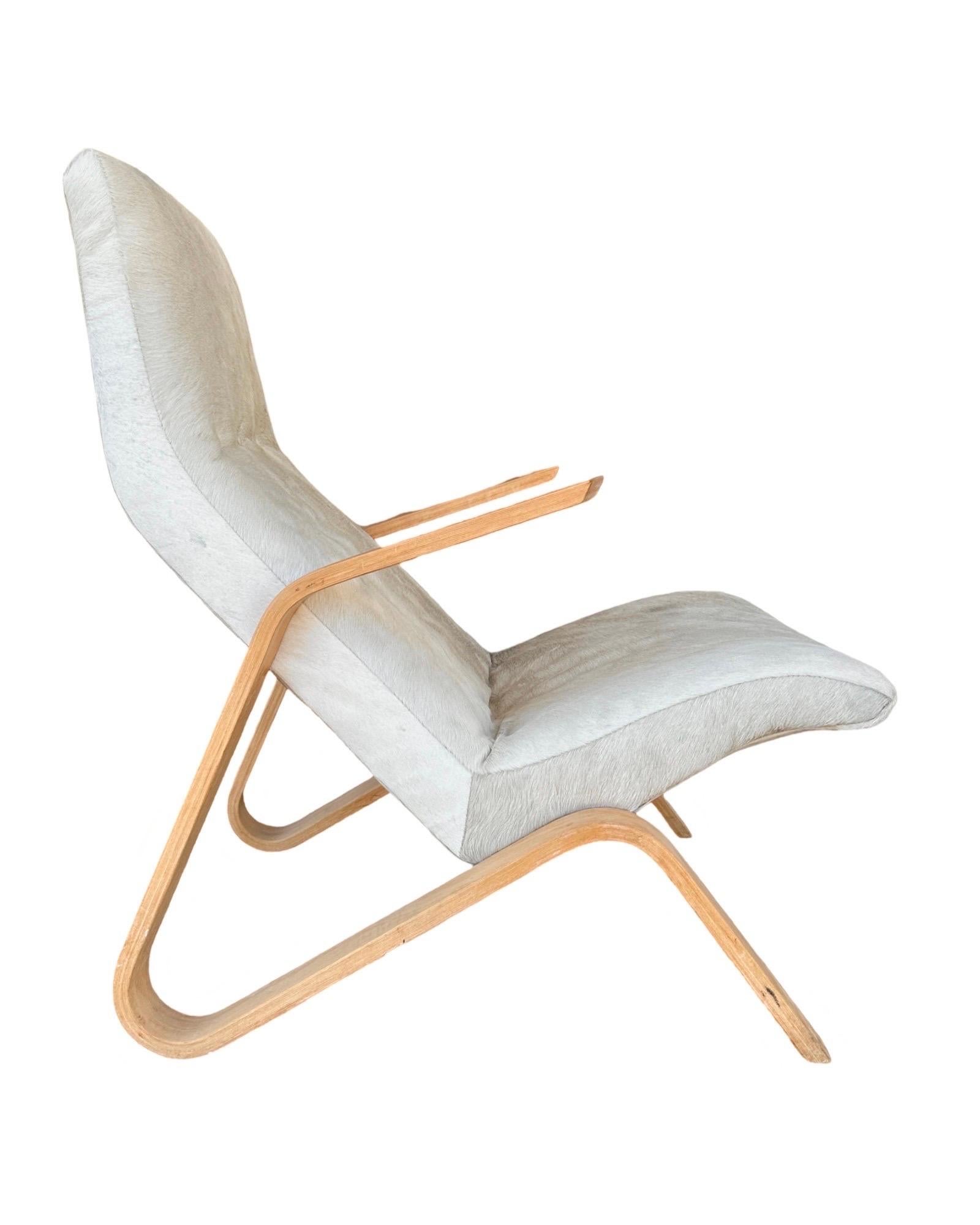 Elegant early production grasshopper chair by Finnish architect and designer Eero Saarinen.

This chair is in very good condition, retaining its 1940s era Knoll label, having been reupholstered in an off-white ivory cowhide.

The frame is in
