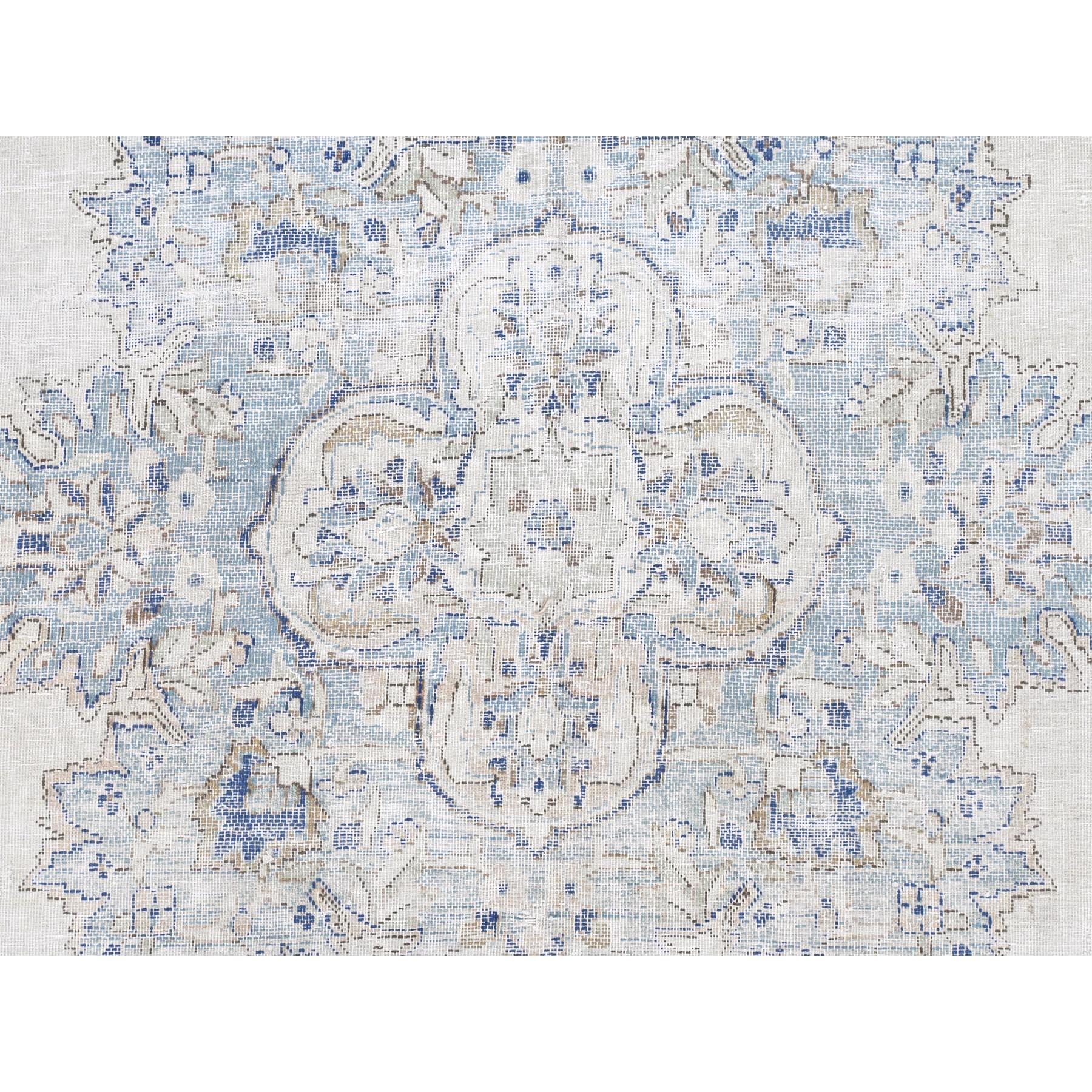 Tapis Kerman persan ancien en laine nouée à la main nouée à la main, ivoire, court, à l'aspect fin et vieilli en vente 1