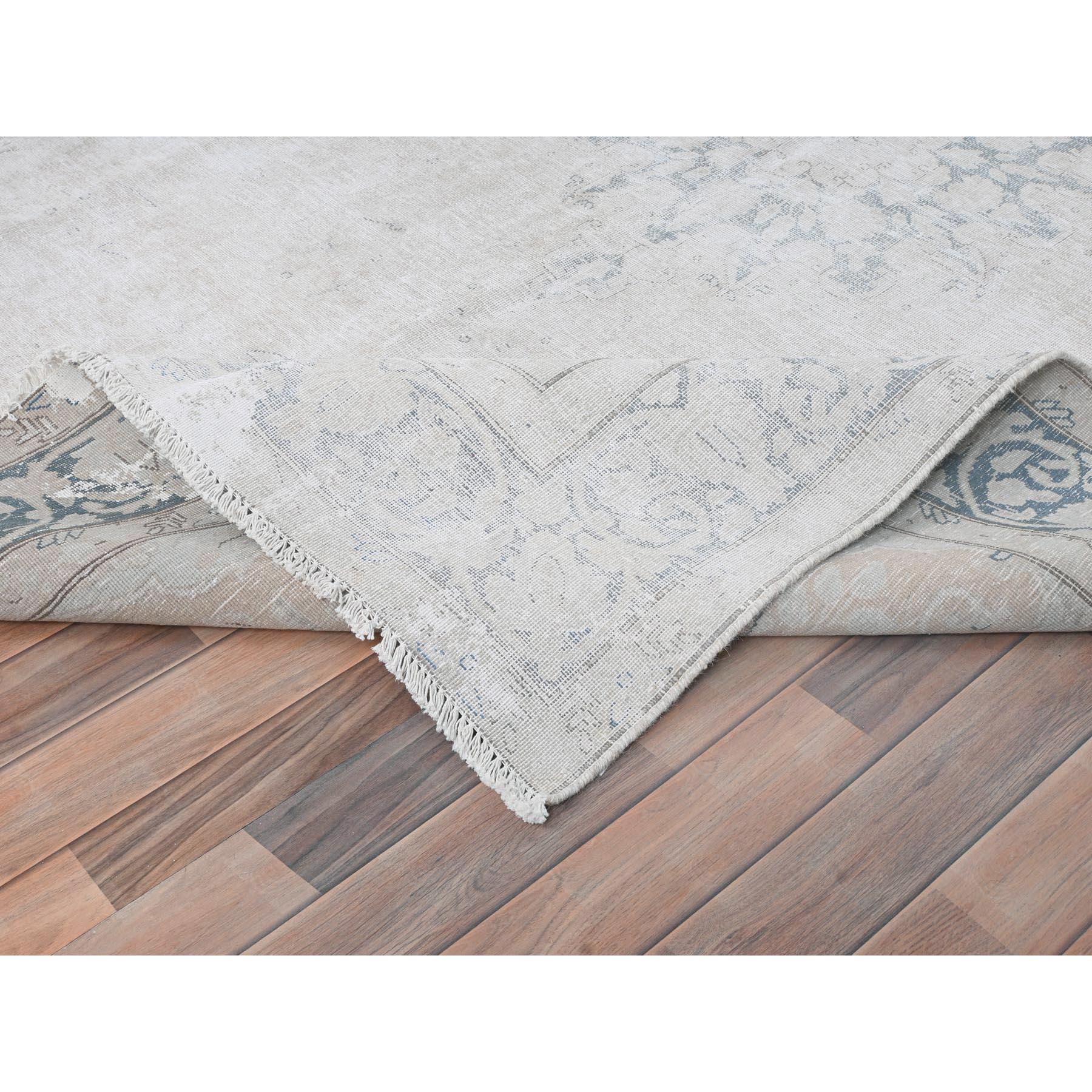 Milieu du XXe siècle Tapis persan Kerman vintage en laine nouée à la main, ivoire, à l'aspect vieilli en vente