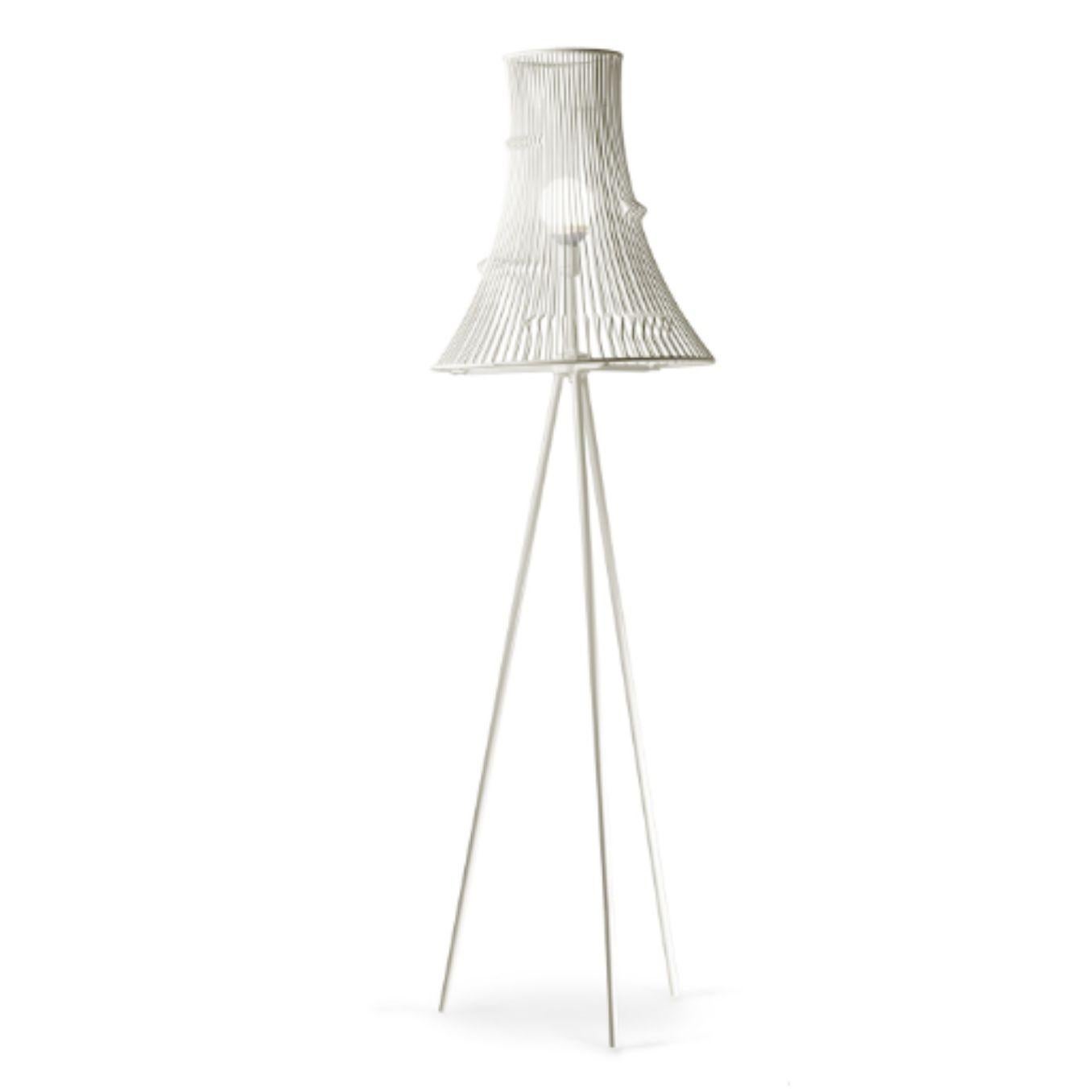 Ivory extrude floor lamp by Dooq.
Dimensions: W 50 x D 50 x H 175 cm.
Materials: lacquered metal, polished or brushed metal.
Also available in different colors and materials. 

Information:
230V/50Hz
E27/1x20W LED
120V/60Hz
E26/1x15W LED
bulb not