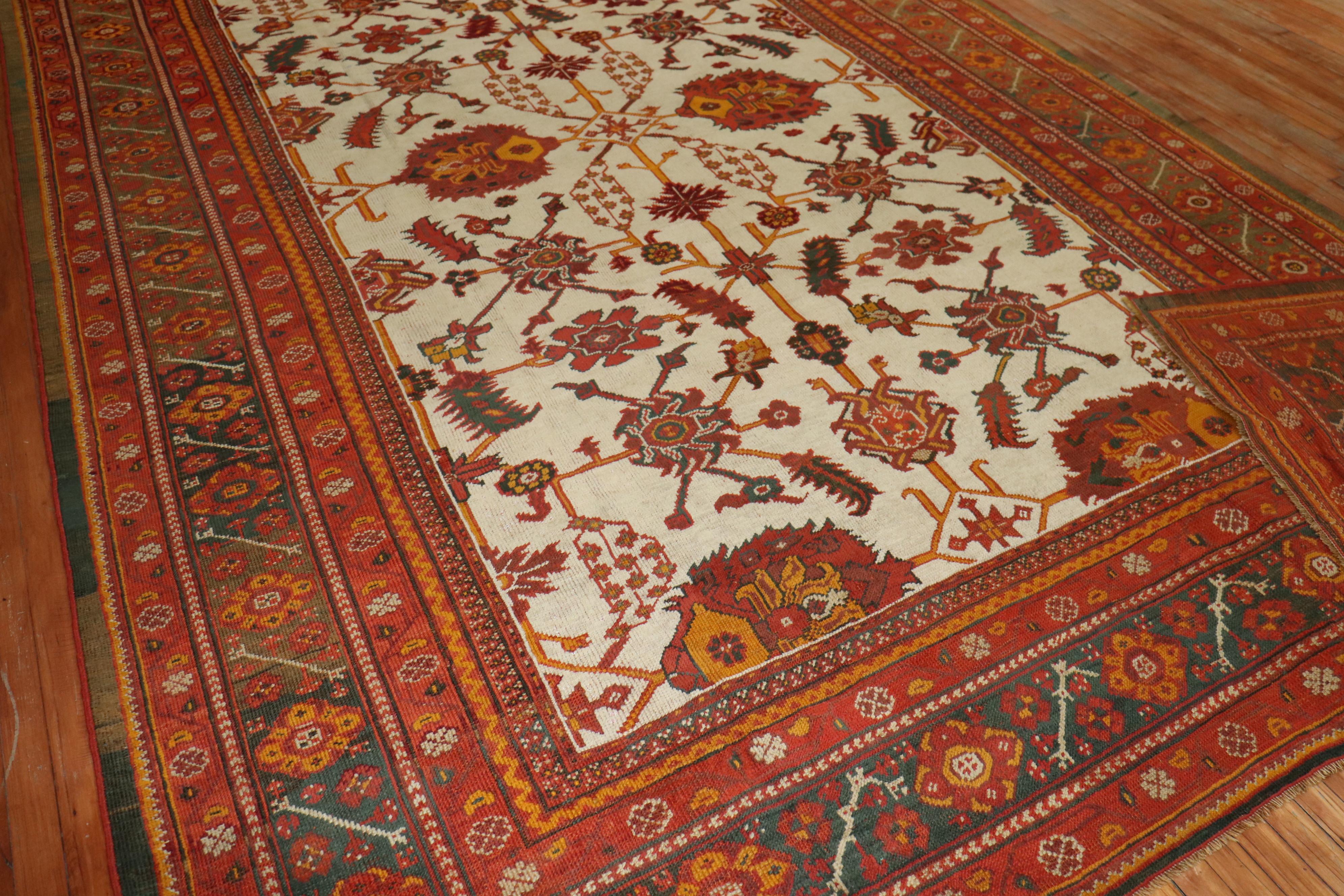 Ivory Field Antique Turkish Oushak Carpet, Late 19th Century For Sale 4