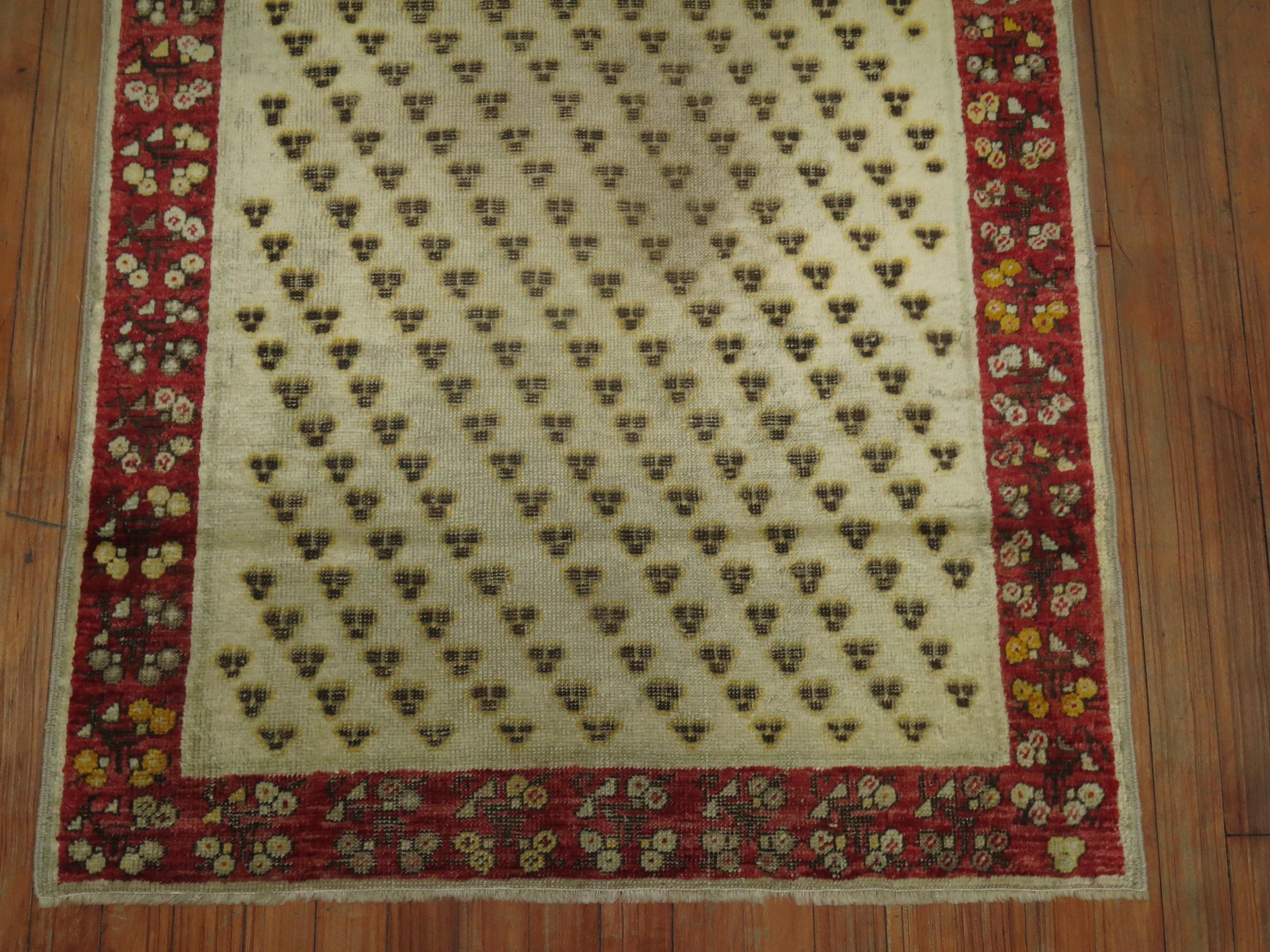 Wool 20th Century Handmade Ivory Field Red Turkish Ghiordes Scatter Rug In Good Condition For Sale In New York, NY
