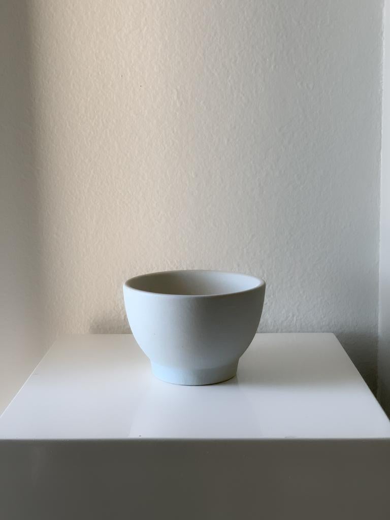 Eine Schale aus Studio-Keramik mit matter Glasur.