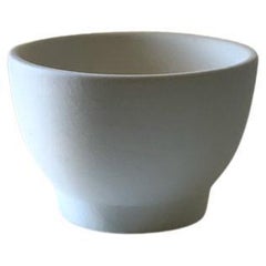 Elfenbeinfarbene Keramikschüssel mit Fuß