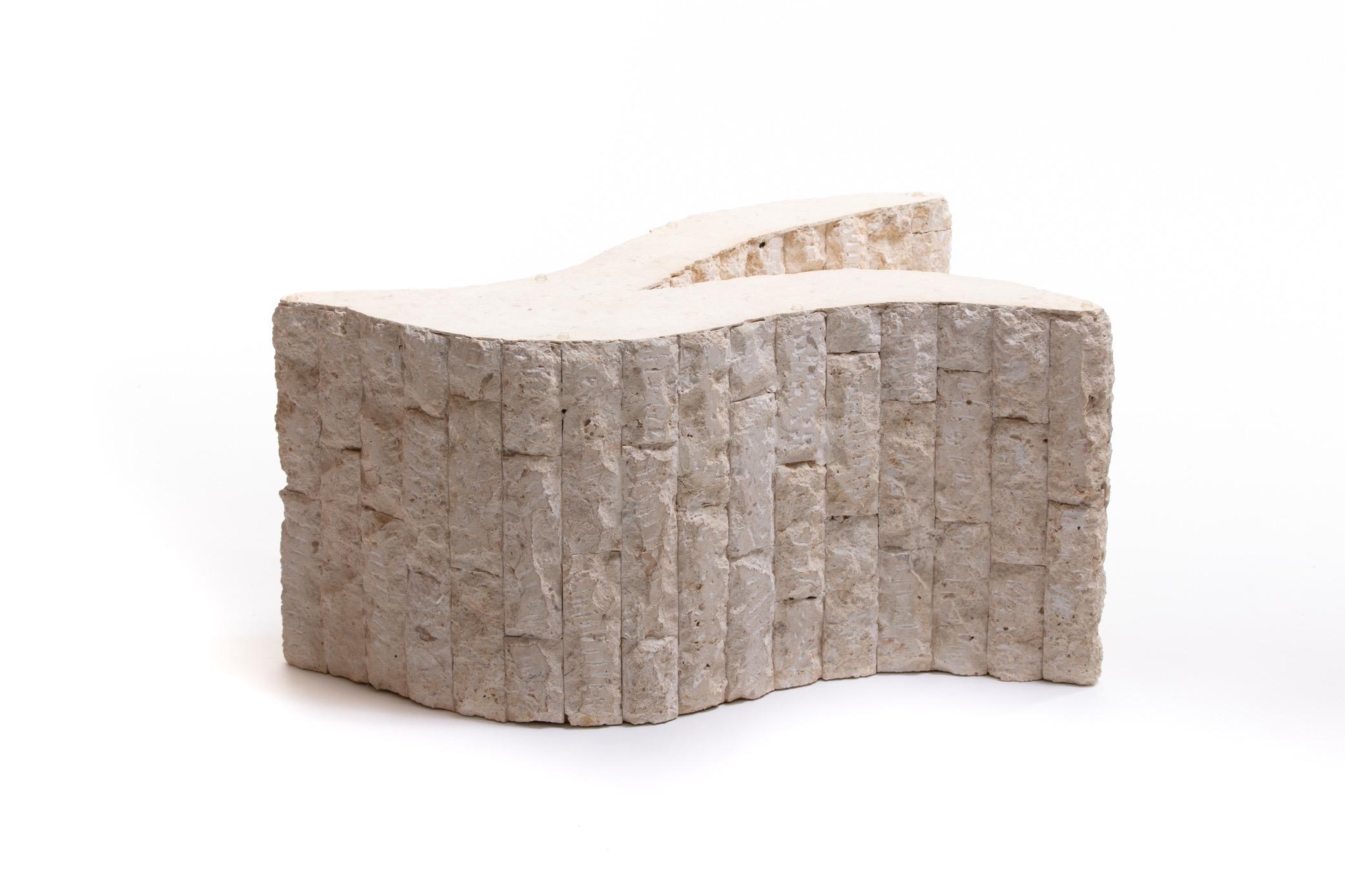 Table basse sculpturale en pierre fossile ivoire avec plateau en verre biomorphe, vers 1980 en vente 4