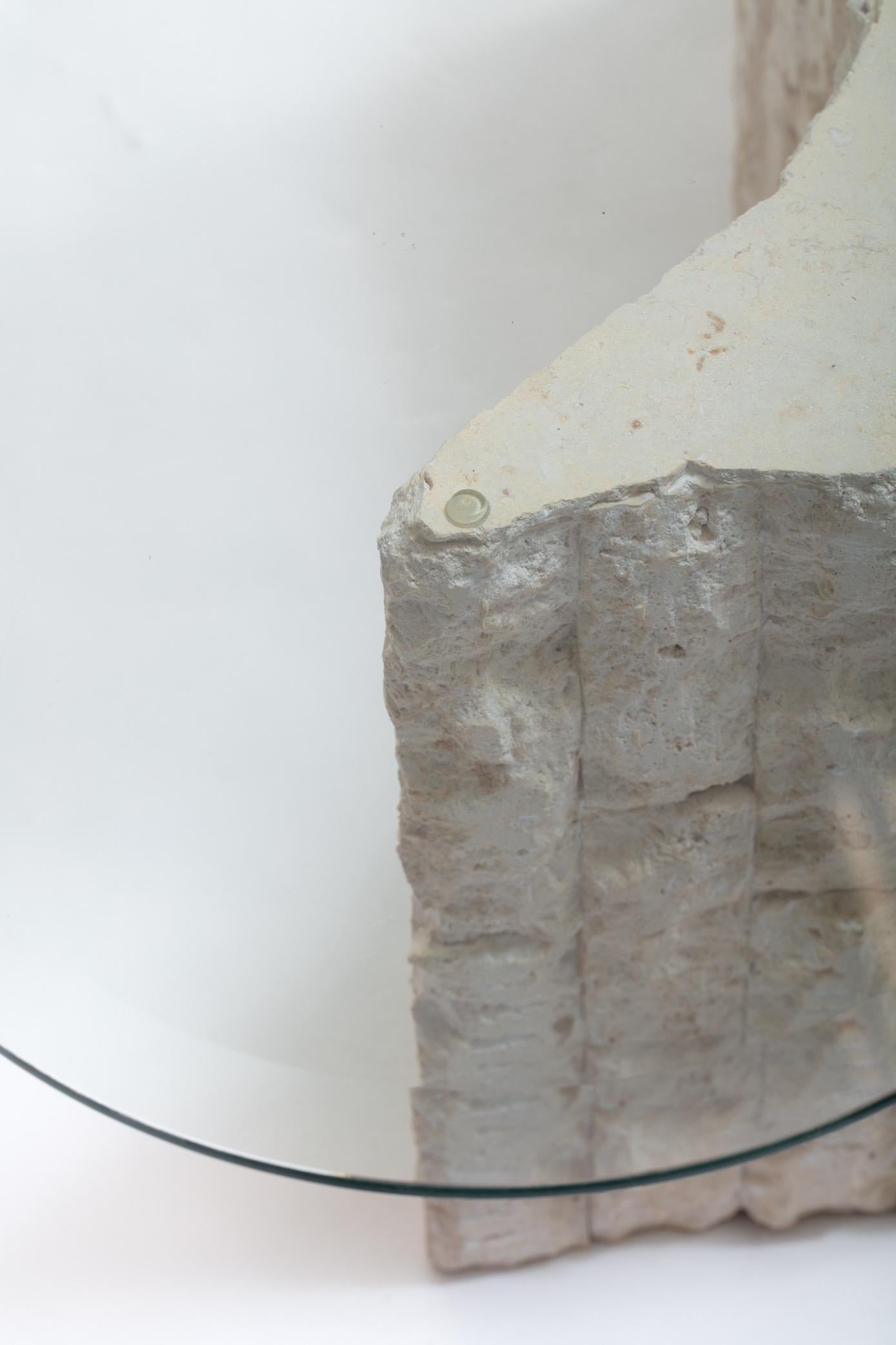 Table basse sculpturale en pierre fossile ivoire avec plateau en verre biomorphe, vers 1980 en vente 5