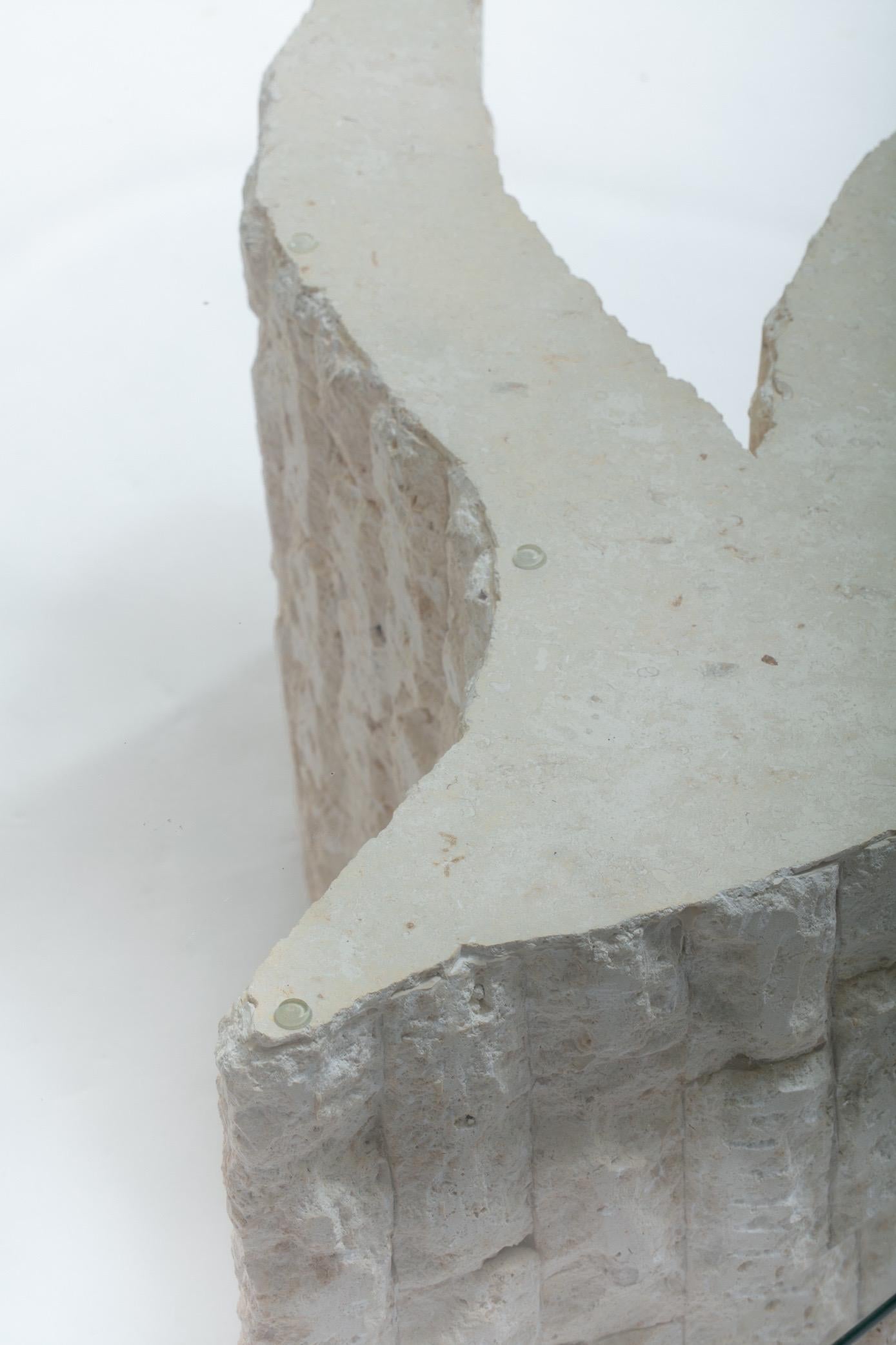 Table basse sculpturale en pierre fossile ivoire avec plateau en verre biomorphe, vers 1980 en vente 6