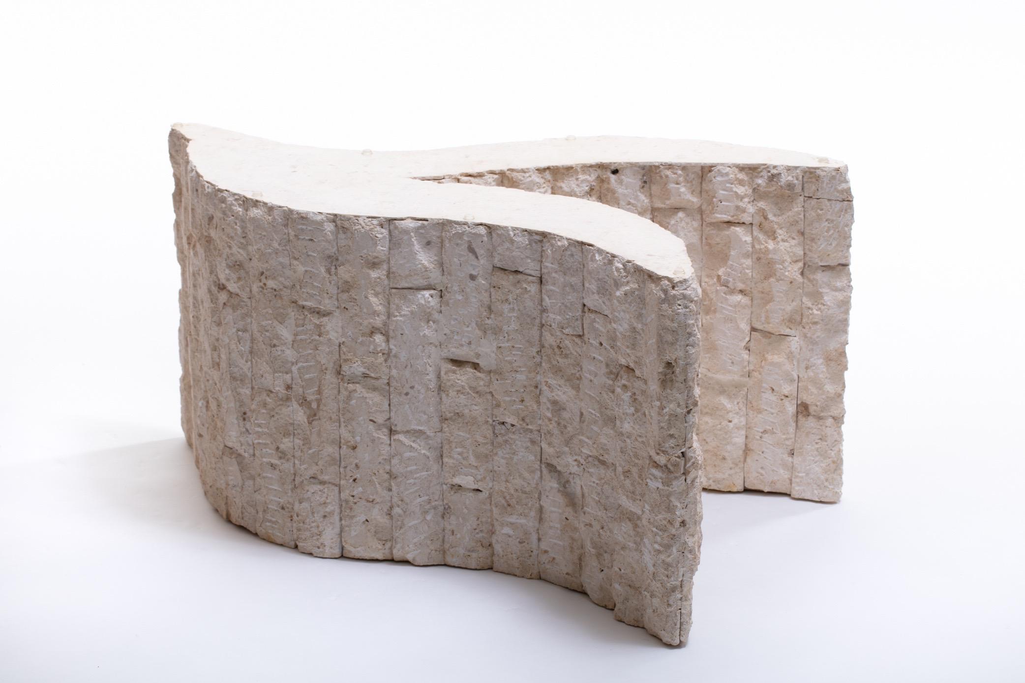 Table basse sculpturale en pierre fossile ivoire avec plateau en verre biomorphe, vers 1980 en vente 11