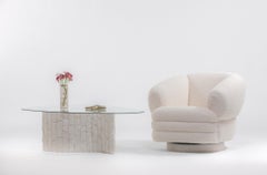 Table basse sculpturale en pierre fossile ivoire avec plateau en verre biomorphe, vers 1980