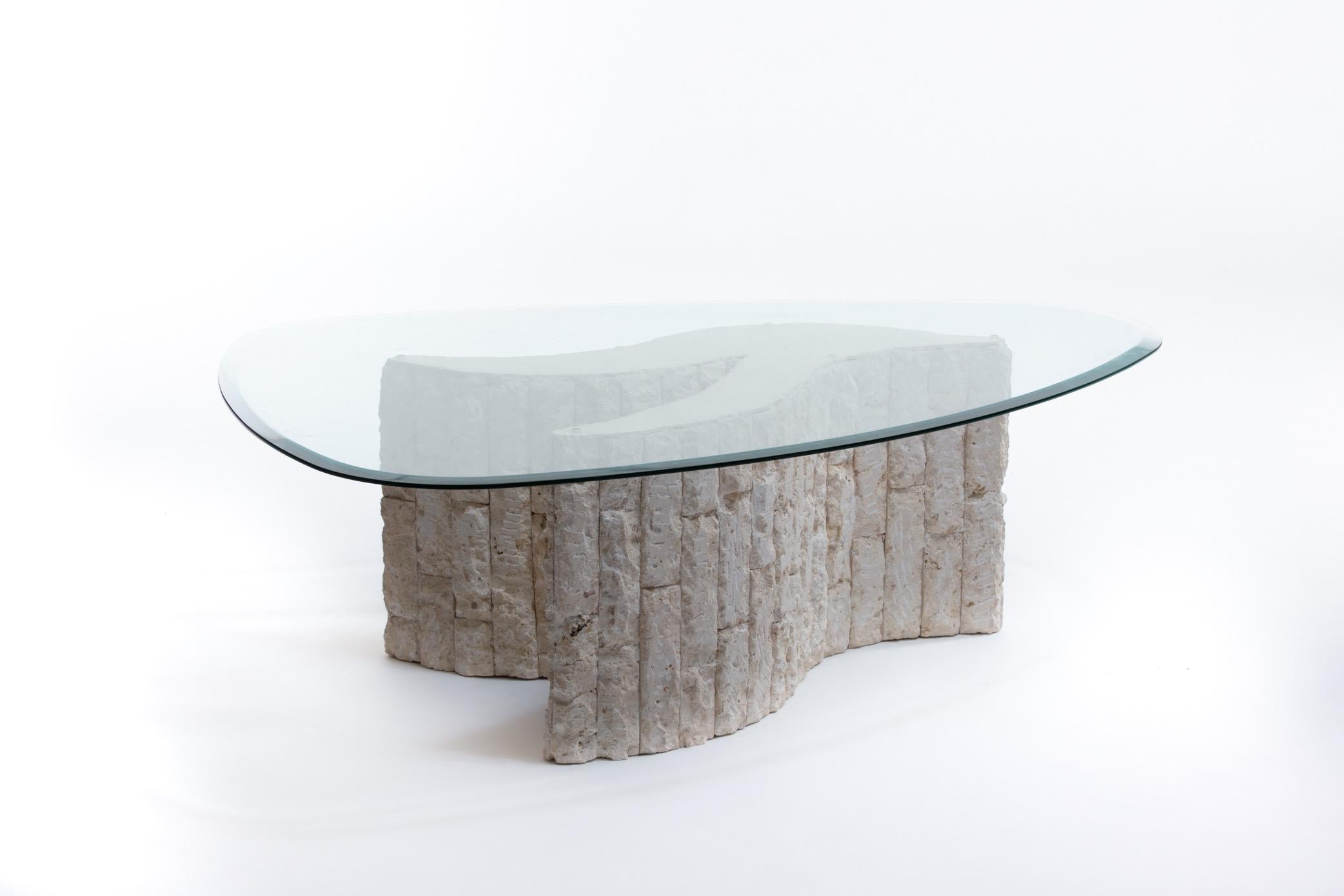 Américain Table basse sculpturale en pierre fossile ivoire avec plateau en verre biomorphe, vers 1980 en vente