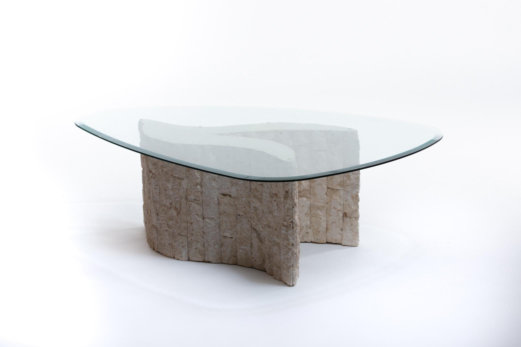 Fin du 20e siècle Table basse sculpturale en pierre fossile ivoire avec plateau en verre biomorphe, vers 1980 en vente